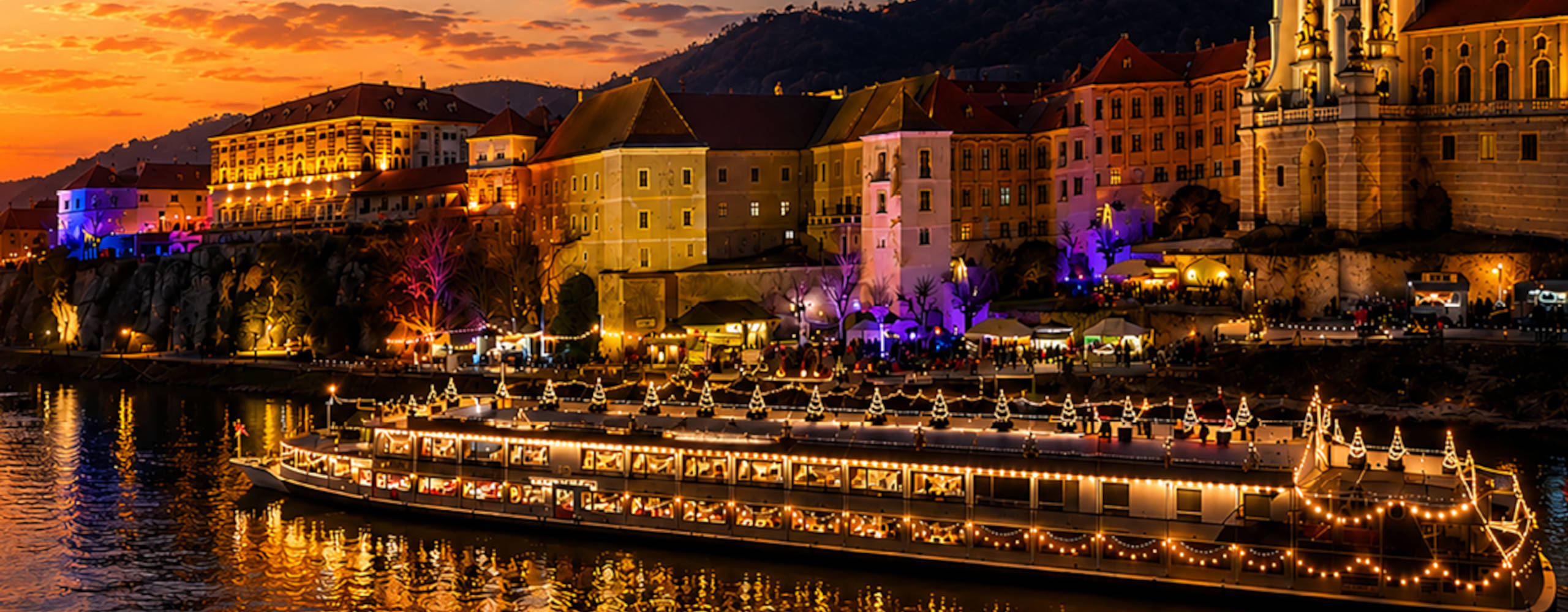 Weihnachtlich geschmücktes Schiff