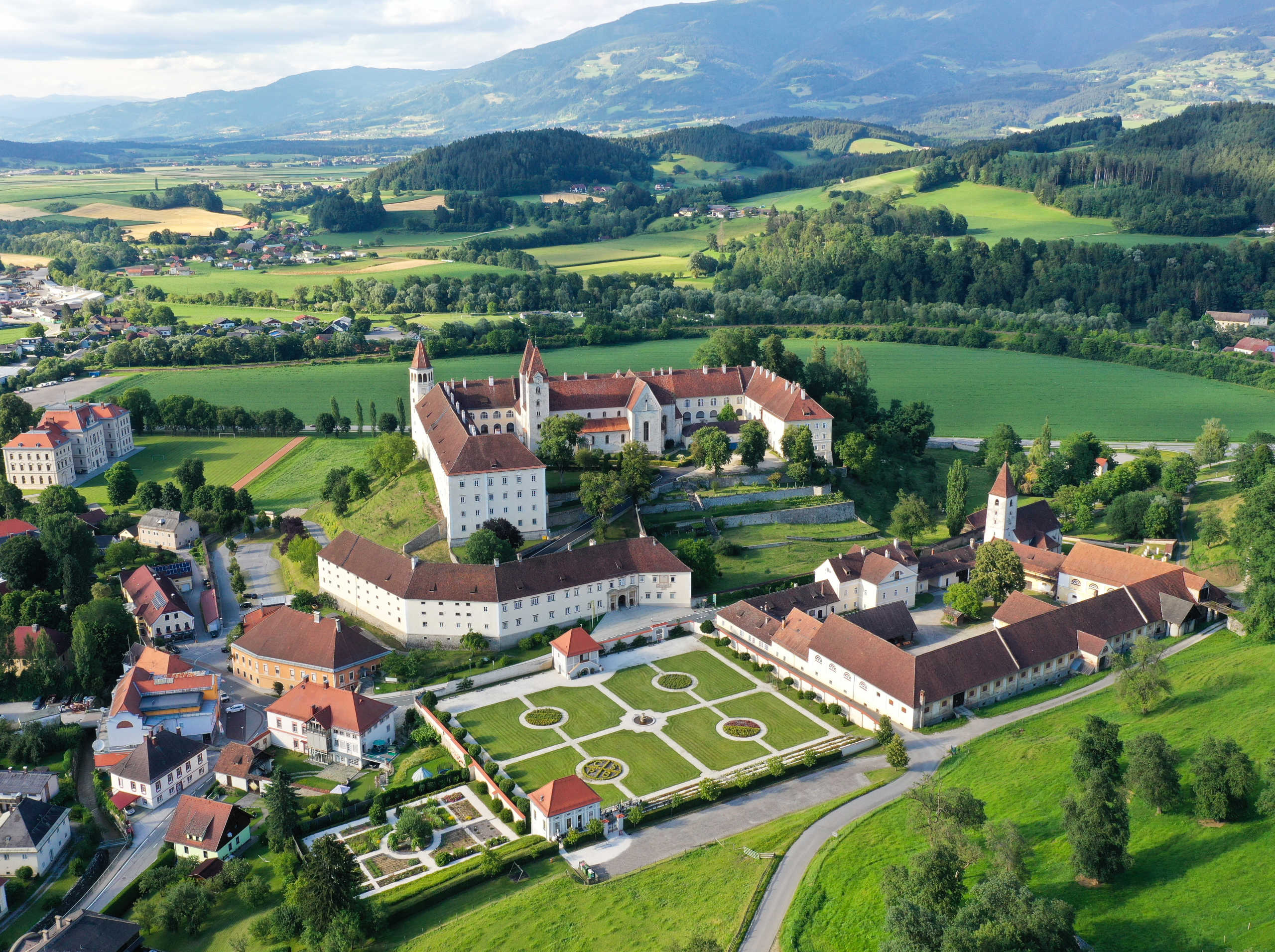 Luftbild über Stift St. Paul