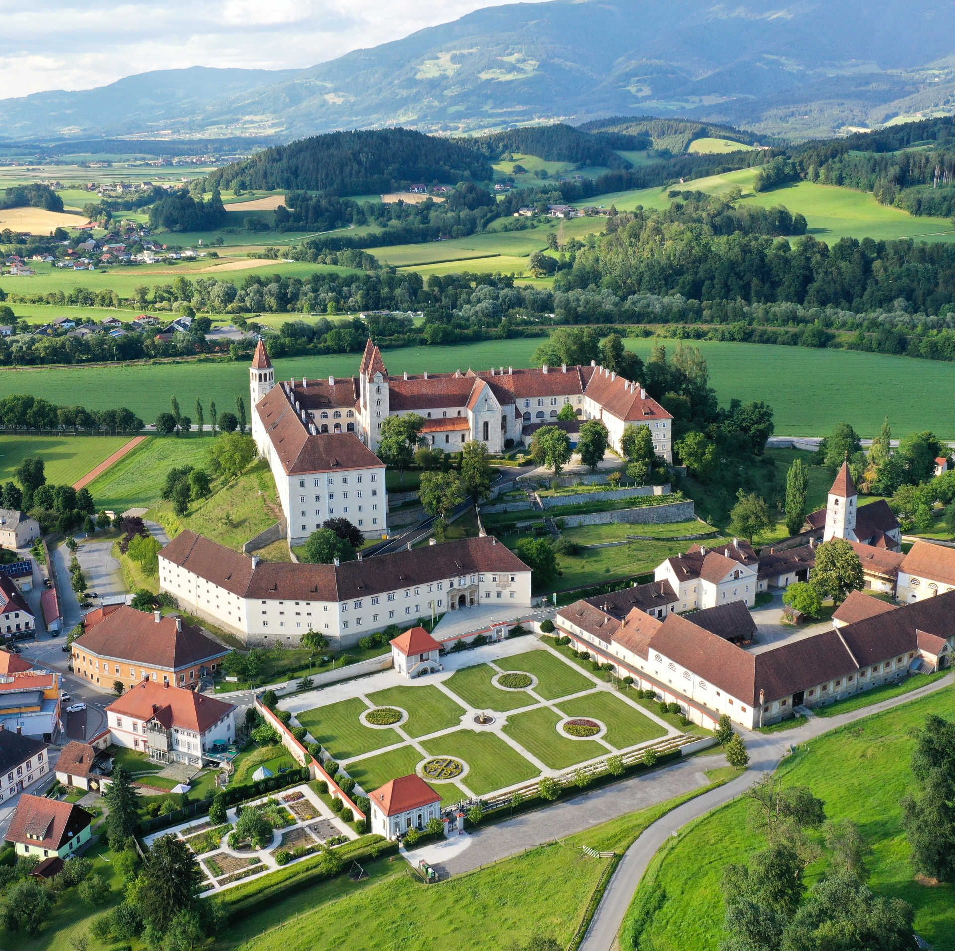Luftbild über Stift St. Paul