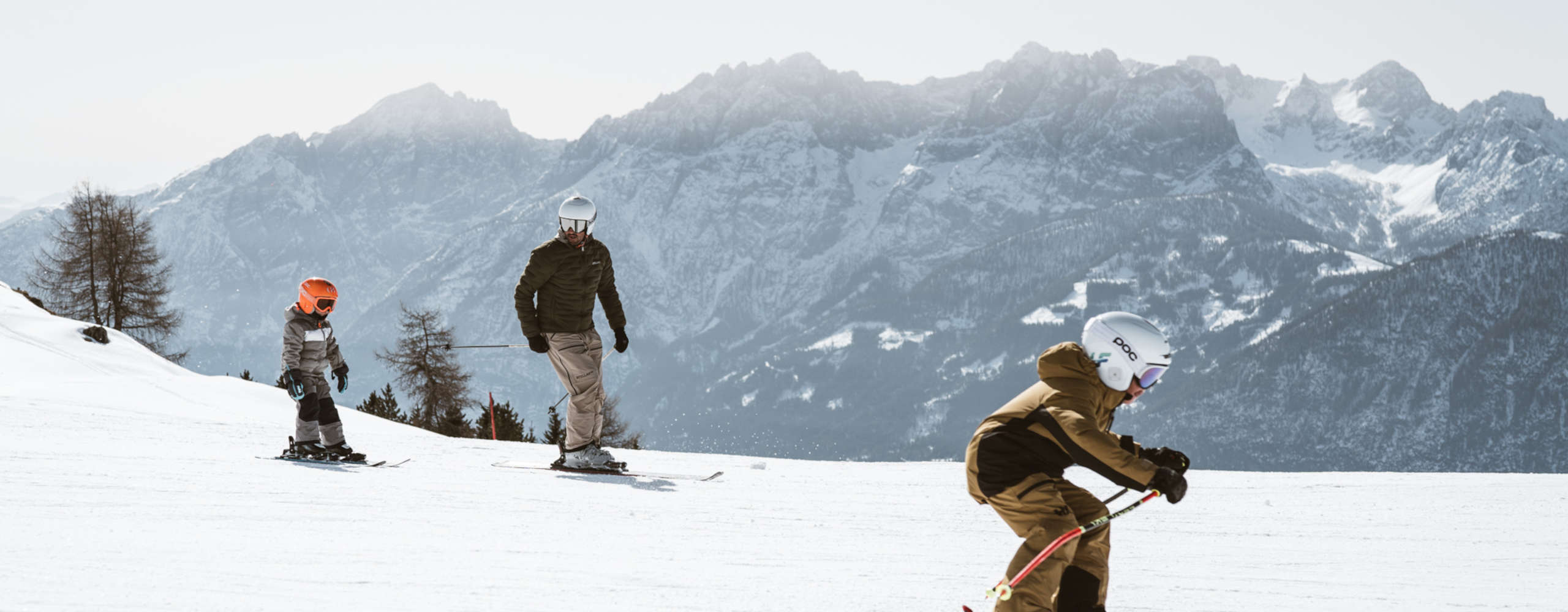 Familie beim Skifahren in Lienz in Osttirol vor der beeindruckenden Kulisse der Lienzer Dolomiten.