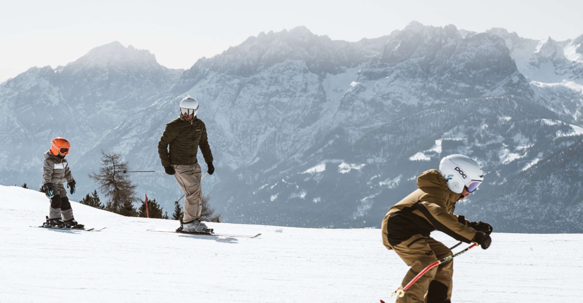 Familie beim Skifahren in Lienz in Osttirol vor der beeindruckenden Kulisse der Lienzer Dolomiten.