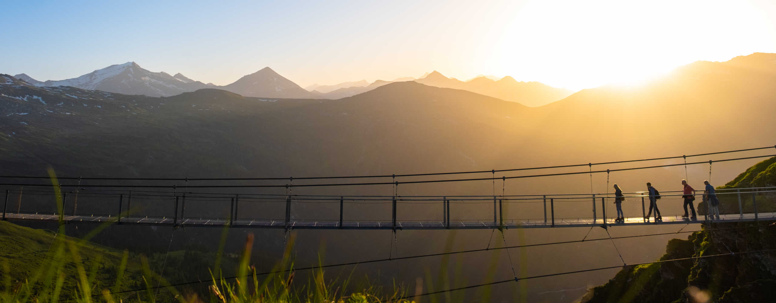 Hängebrücke mit Sonnenuntergang