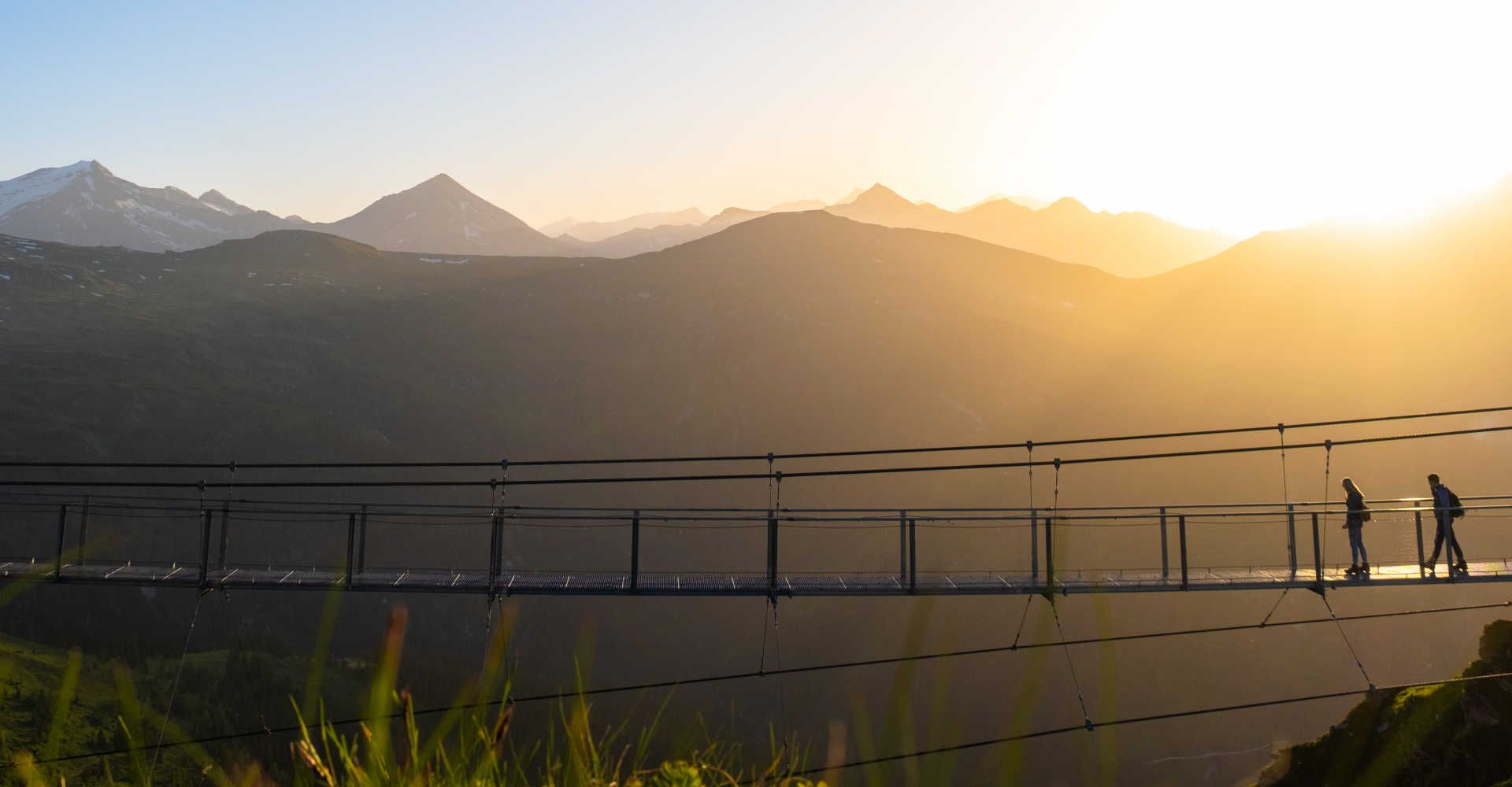 Hängebrücke mit Sonnenuntergang