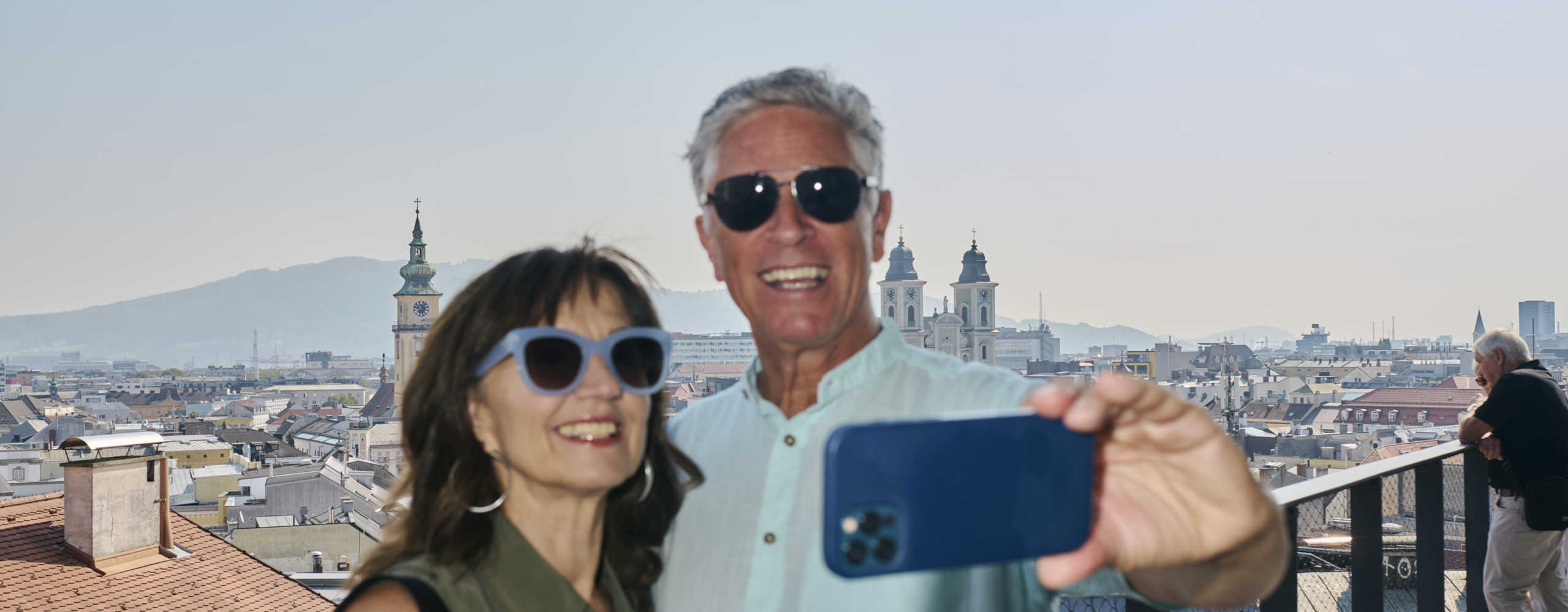 Pärchen nimmt mit dem Handy ein Foto von sich auf