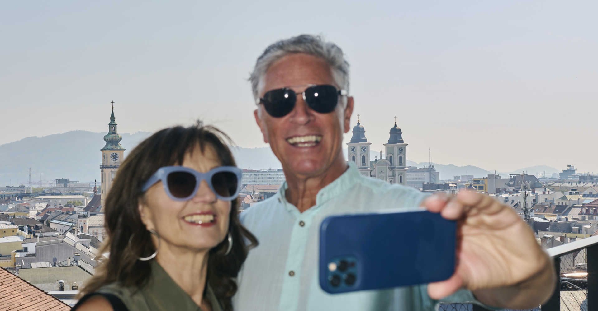 Pärchen nimmt mit dem Handy ein Foto von sich auf