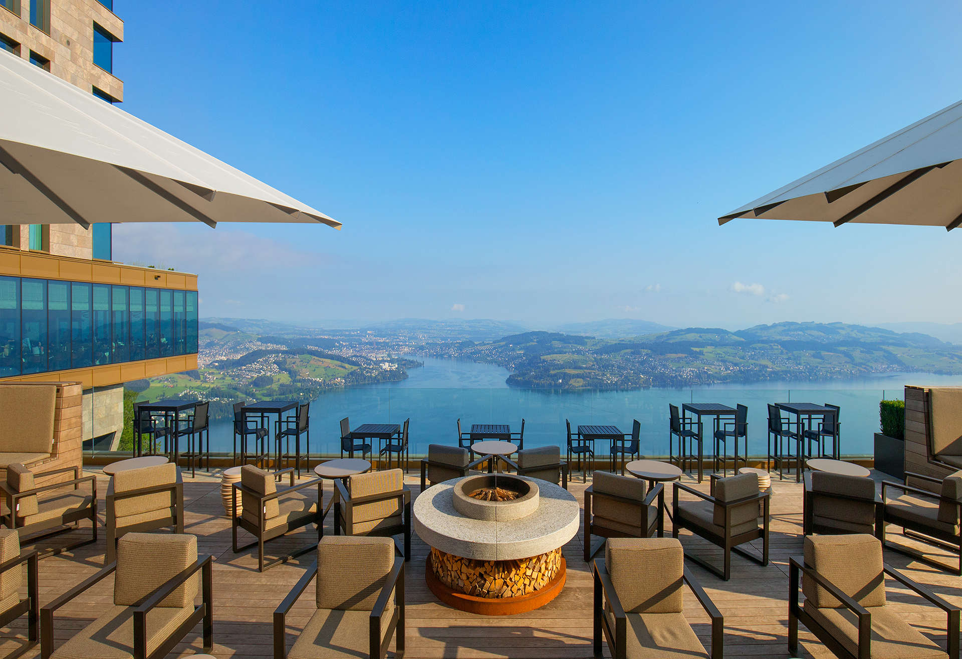 Terrasse des Bürgenstock Resort mit Panoramablick über den Vierwaldstättersee und die Zentralschweizer Bergwelt