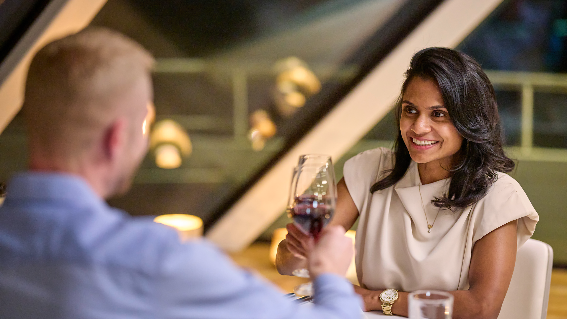 Les hôtes du bateau à vapeur Wine and Dine lèvent leur verre ensemble au restaurant du bateau.