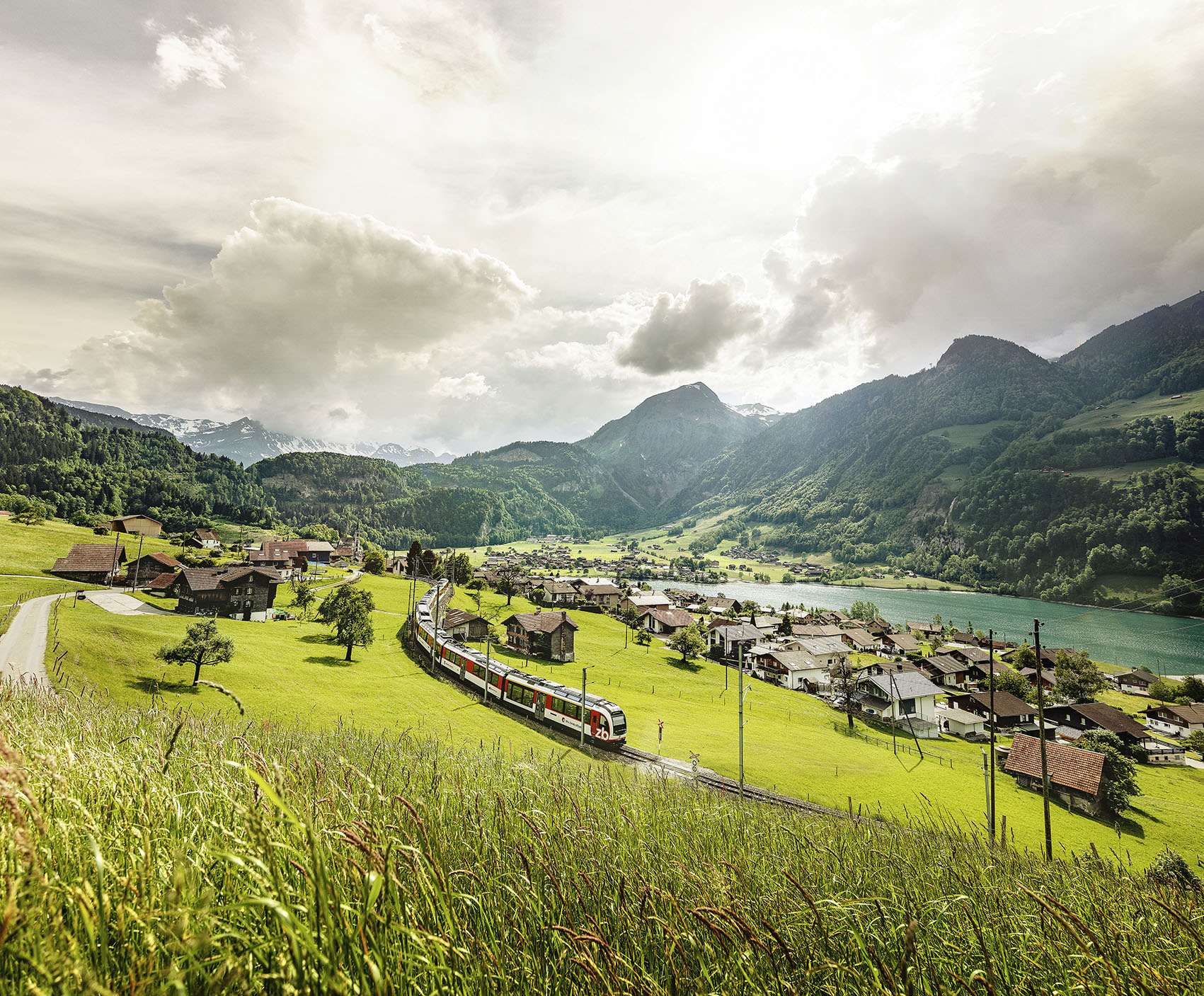 Luzern–Interlaken Express beim Lungernsee