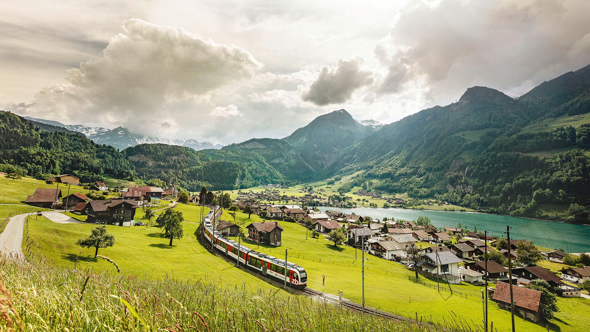 Luzern–Interlaken Express beim Lungernsee