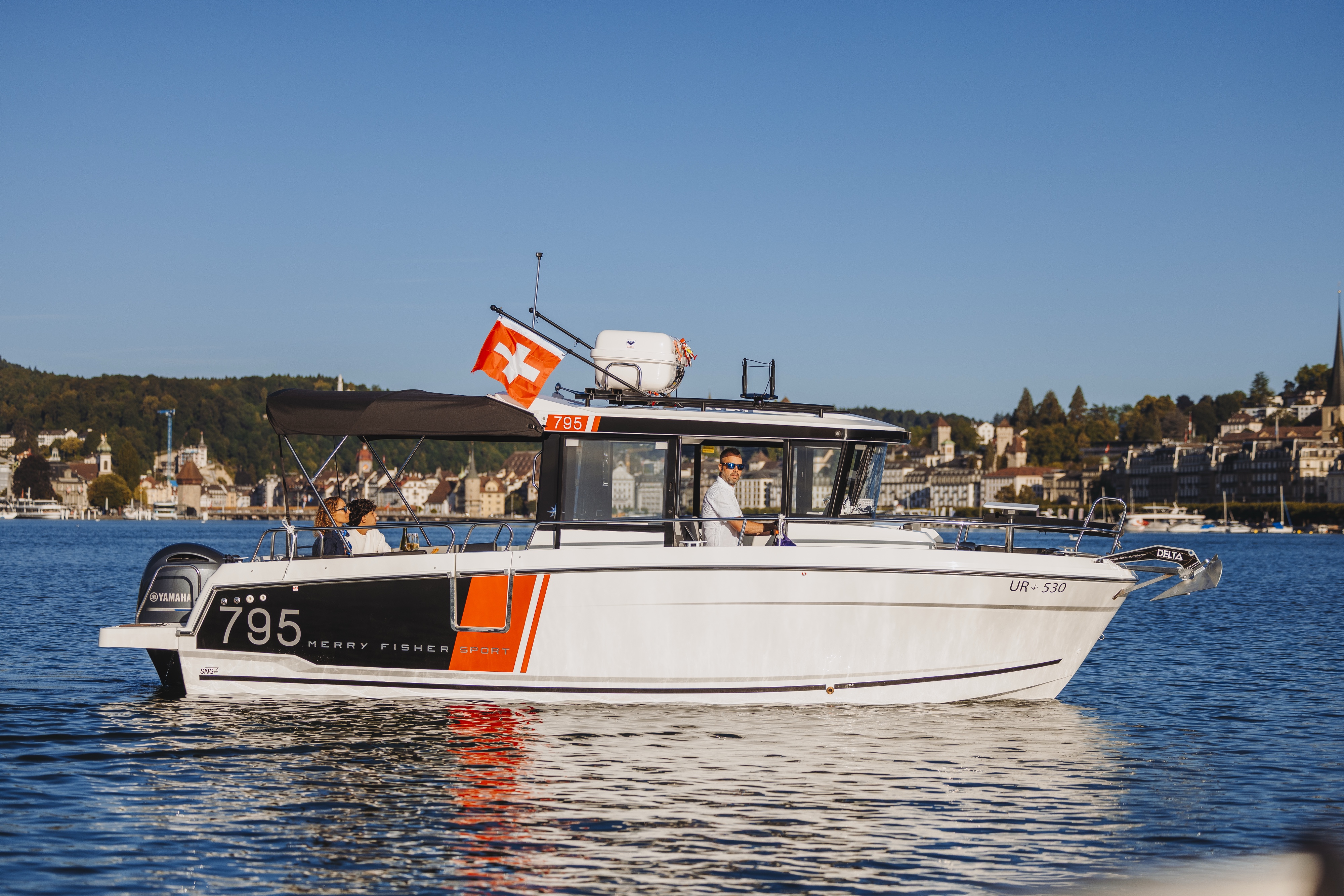 Jeanneau Merry Fisher 795 während einer privaten Bootstour auf dem Vierwaldstättersee