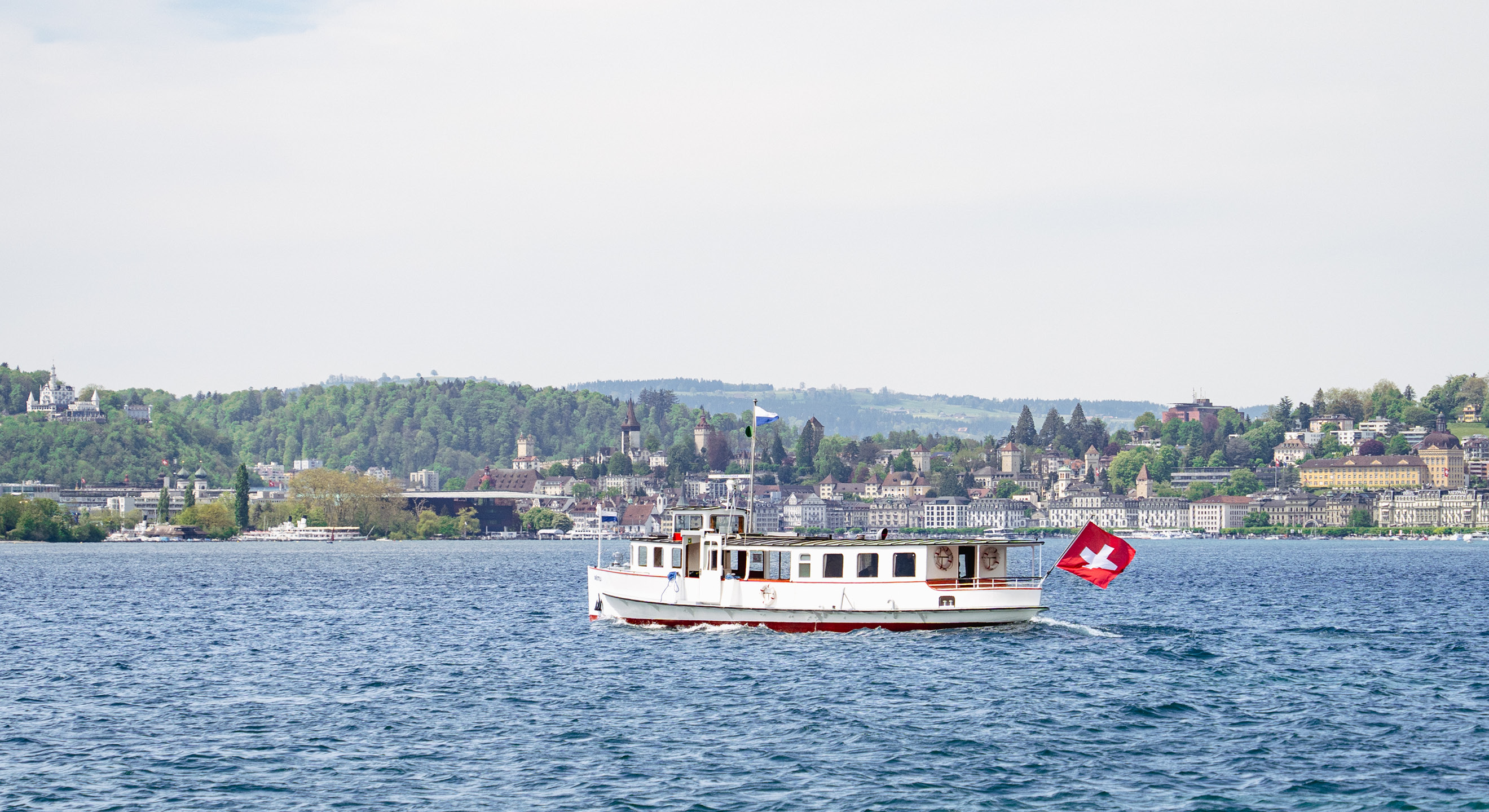 Das neu umgerüsteten Elektro-Motorschiff Rütli fährt auf der Stadt- und Spazierschiff Rundfahrt.