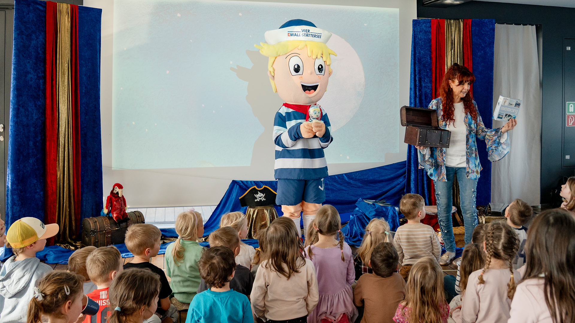 Des enfants écoutent attentivement les contes racontés par Jolanda Steiner à bord du bateau à histoires sur le lac des Quatre-Cantons