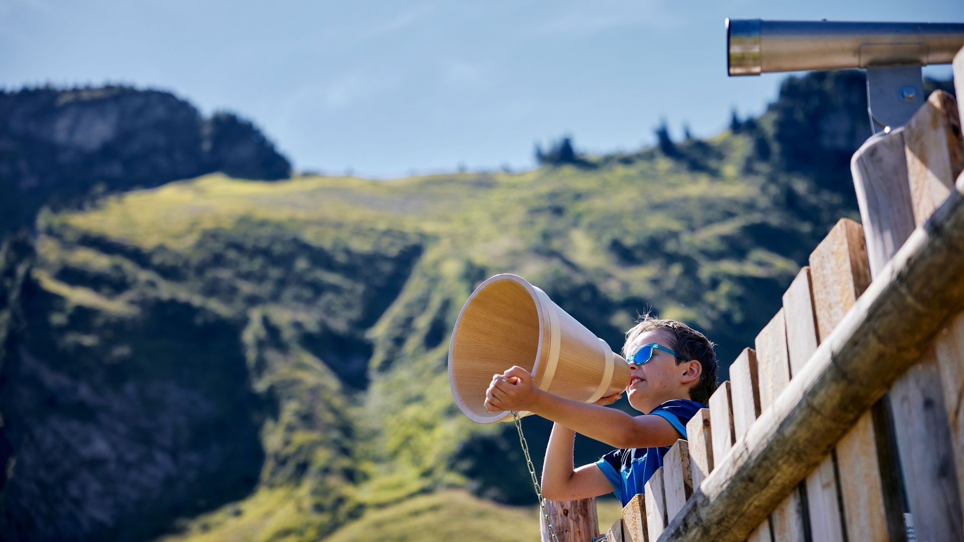 Child reciting the alpine blessing in an alpine landscape.
