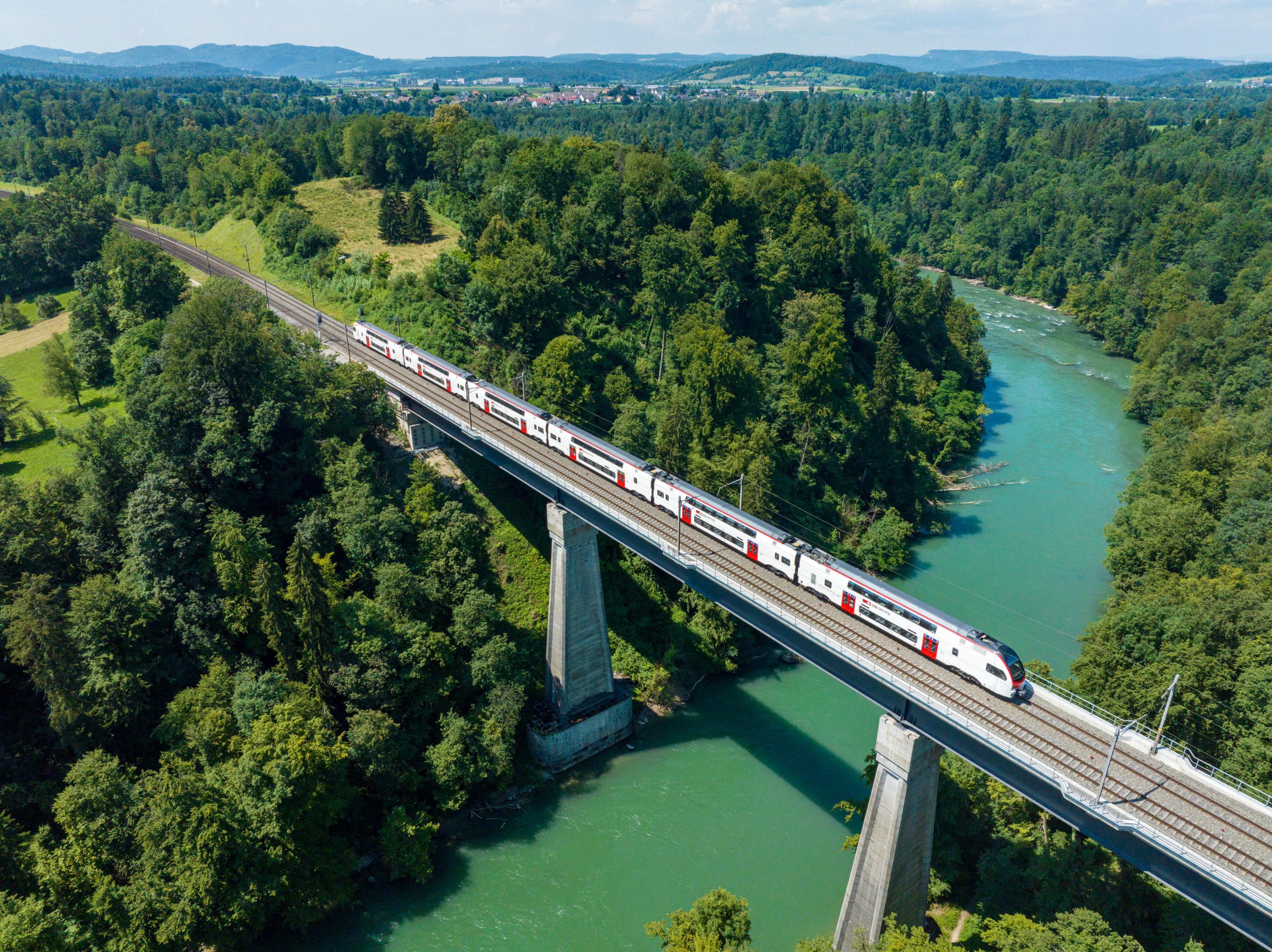 Zug auf Brücke
