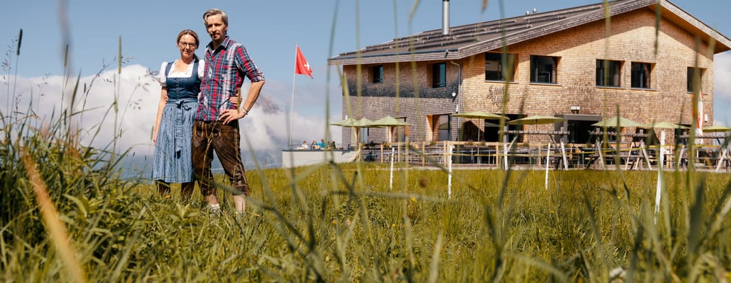Stoos Hüttä Sommer mit Wirtepaar Stoos Hüttä Sommer mit Wirtepaar