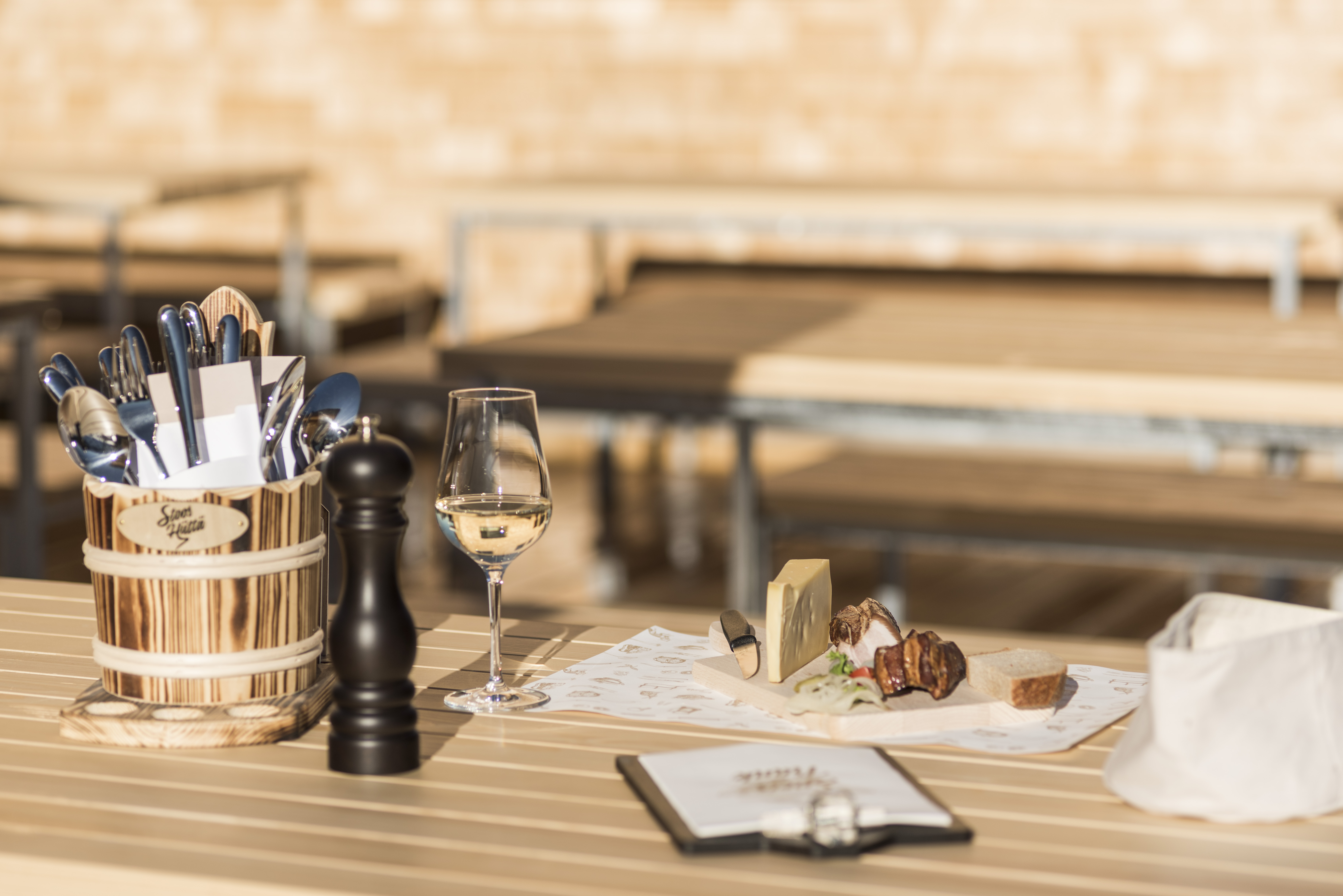 Gedeckter Tisch im Restaurant mit Gewürzen und Besteck in gemütlicher Atmosphäre.