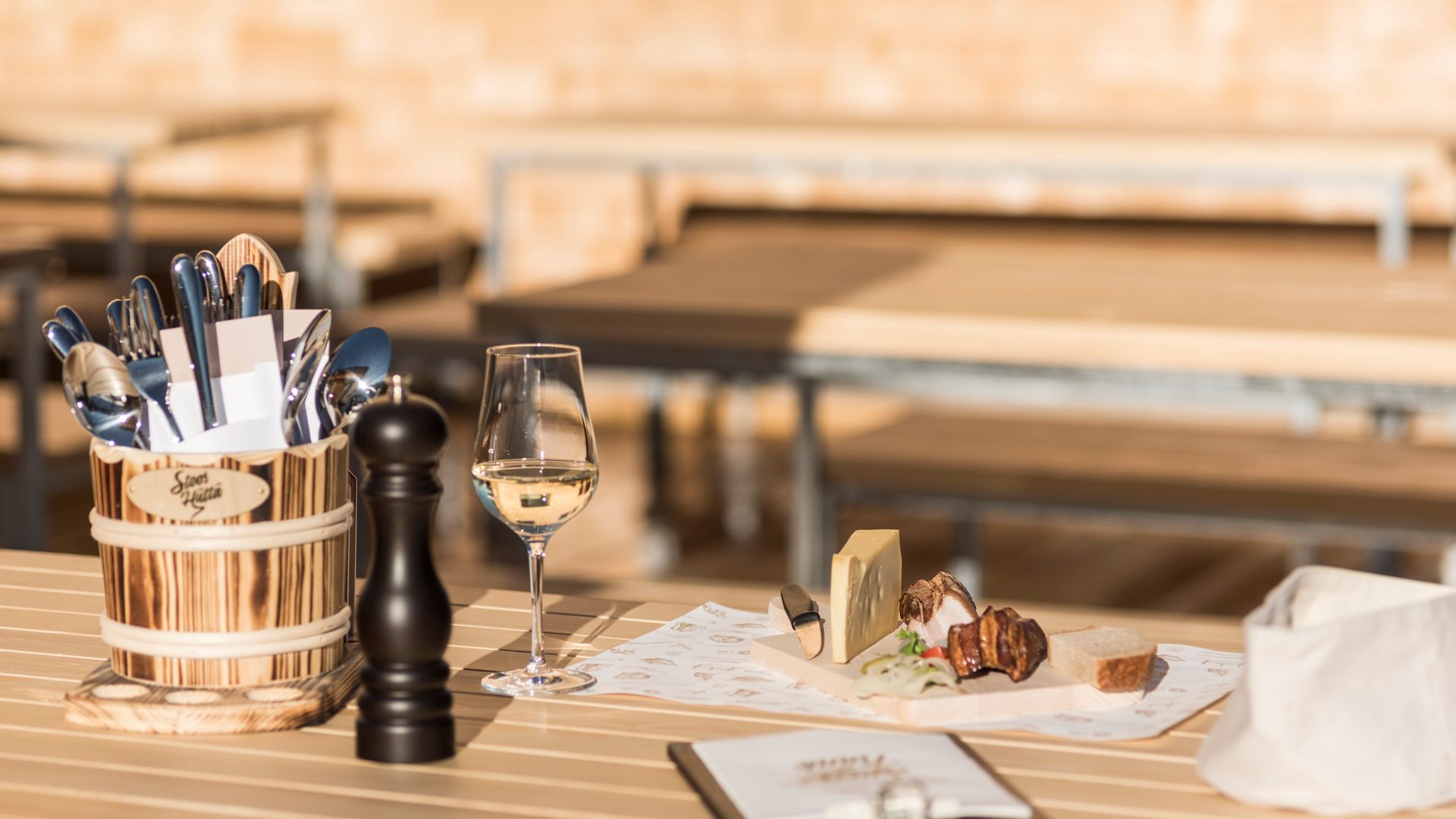 Gedeckter Tisch im Restaurant mit Gewürzen und Besteck in gemütlicher Atmosphäre.