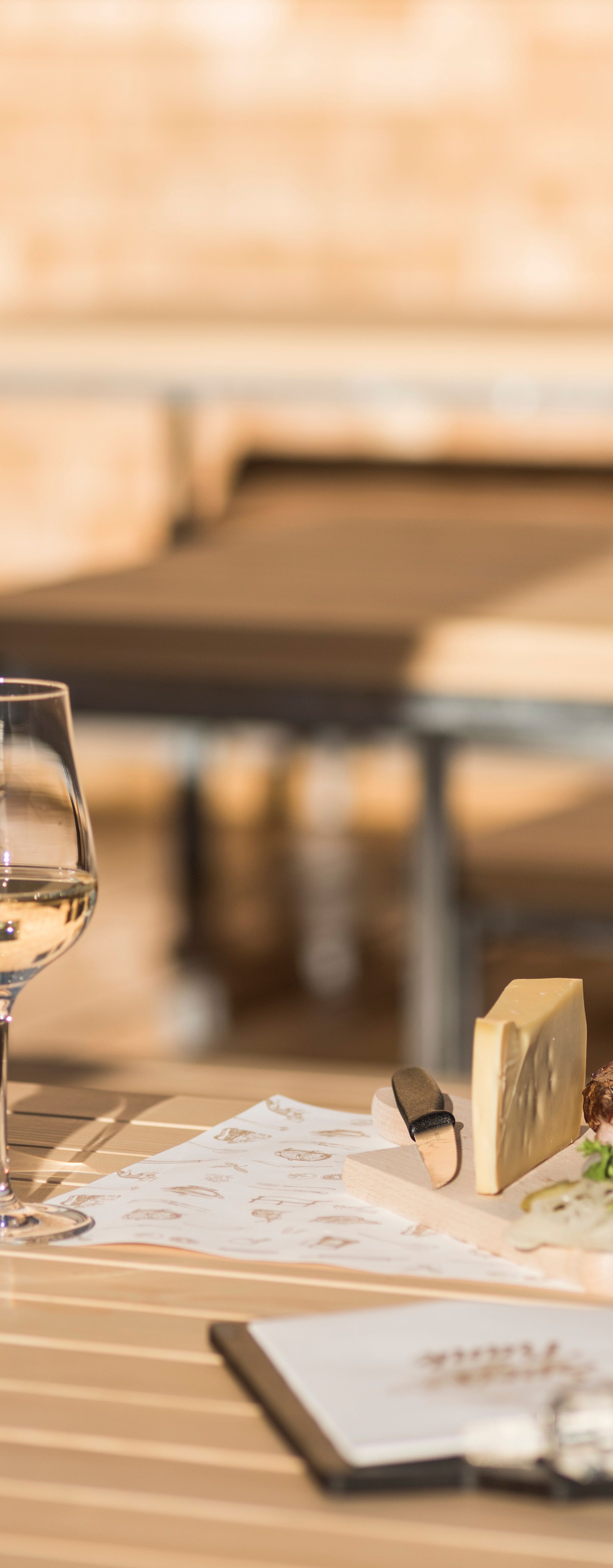 Gedeckter Tisch im Restaurant mit Gewürzen und Besteck in gemütlicher Atmosphäre.