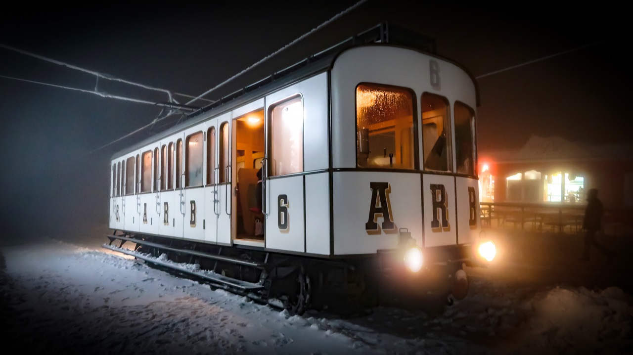 mys-FONDUEFAHRT IM WAGEN 6 | TISCH 5-Rigi_Wagen 6