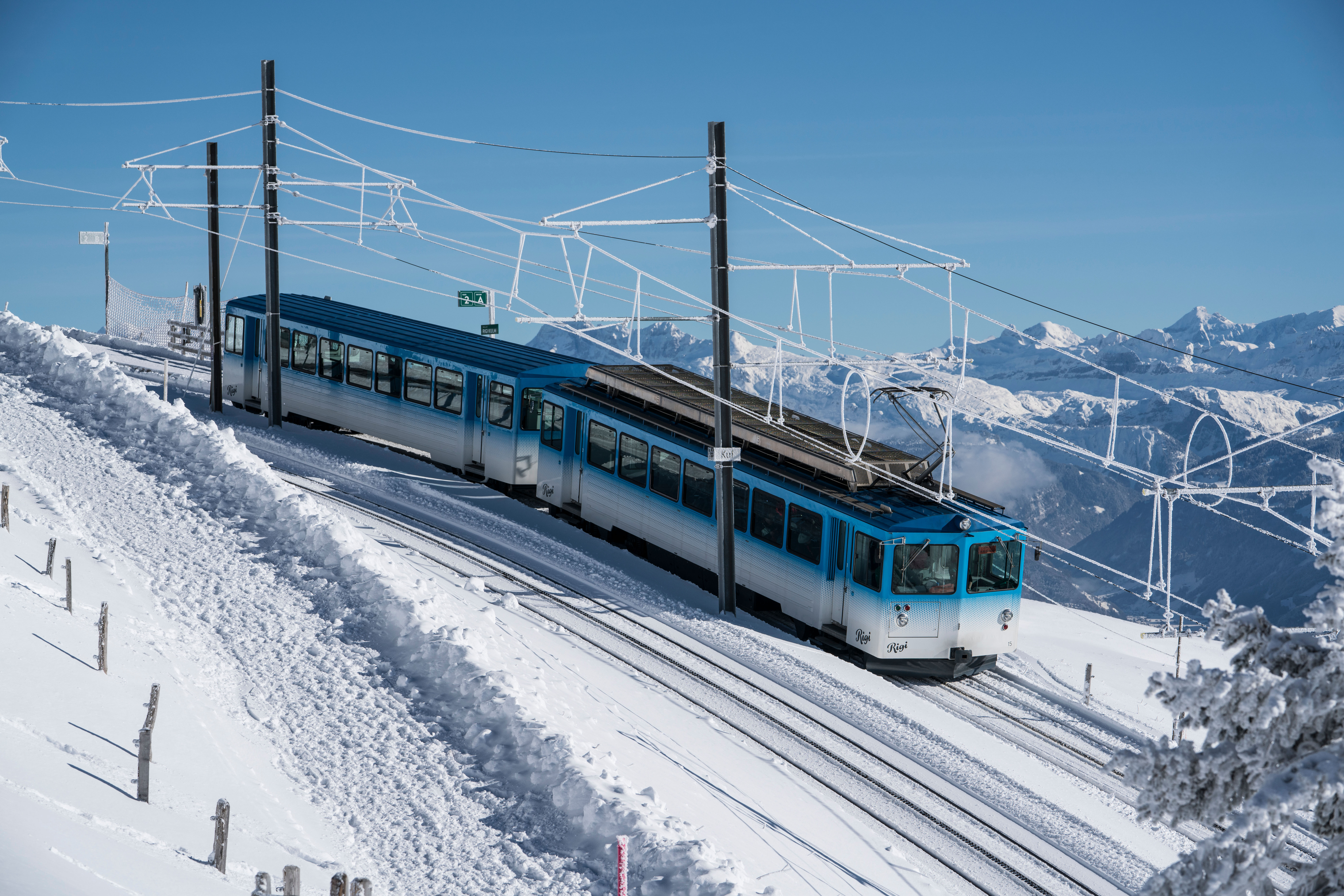 Le funiculaire de la Rigi en hiver, en route vers le sommet, par une magnifique journée d'hiver.