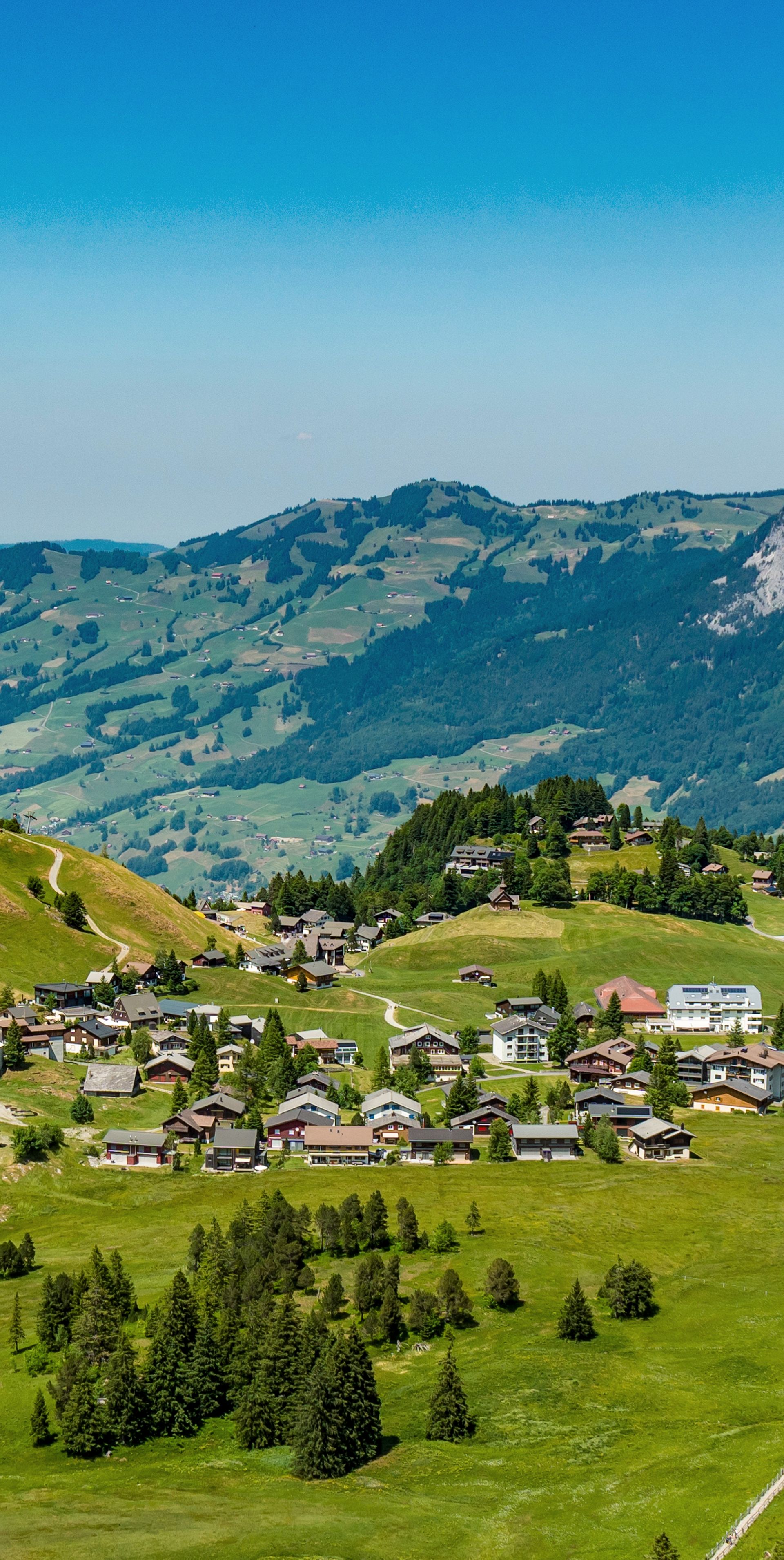 Bergdorf Stoos mit alpiner Landschaft, kleinem Bergsee und Blick auf markante Gipfel.