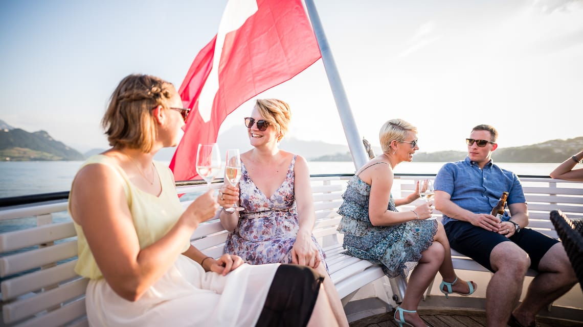 Apéro auf dem Schiff.png