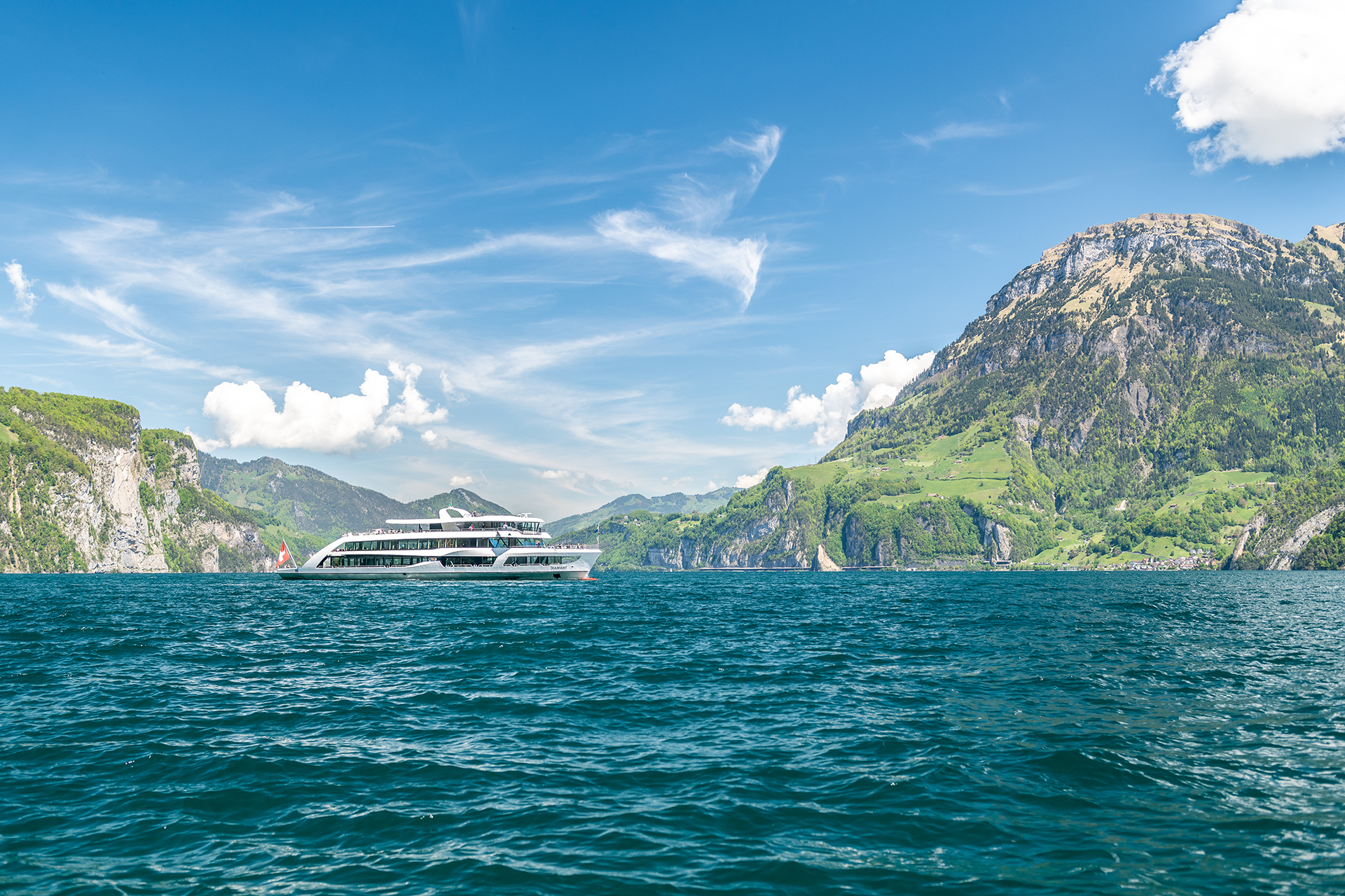 Das Motorschiff Diamant auf Rundfahrt im Sommer