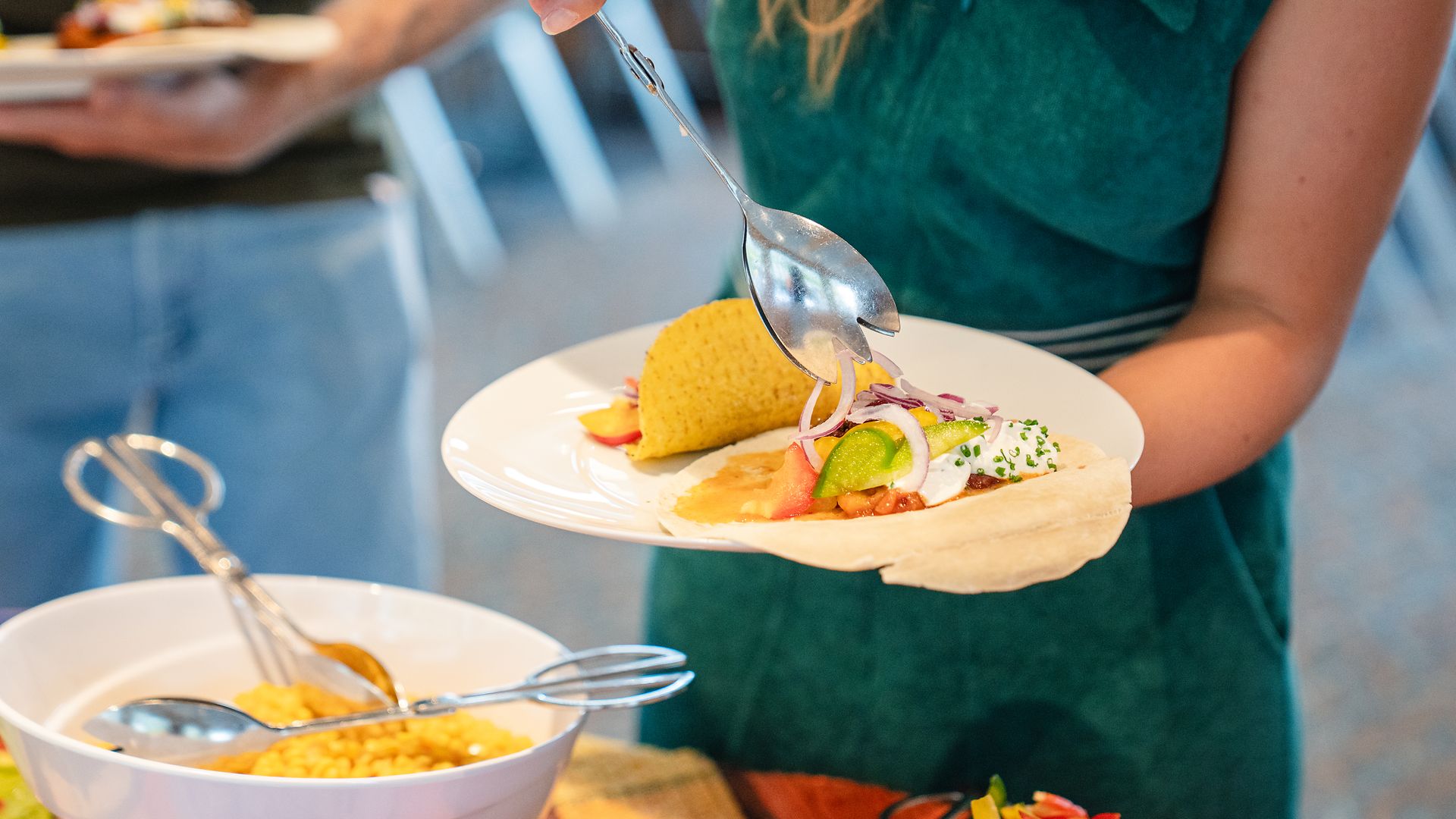 Personne mangeant une fajita à table lors d’un dîner à bord d’un bateau.