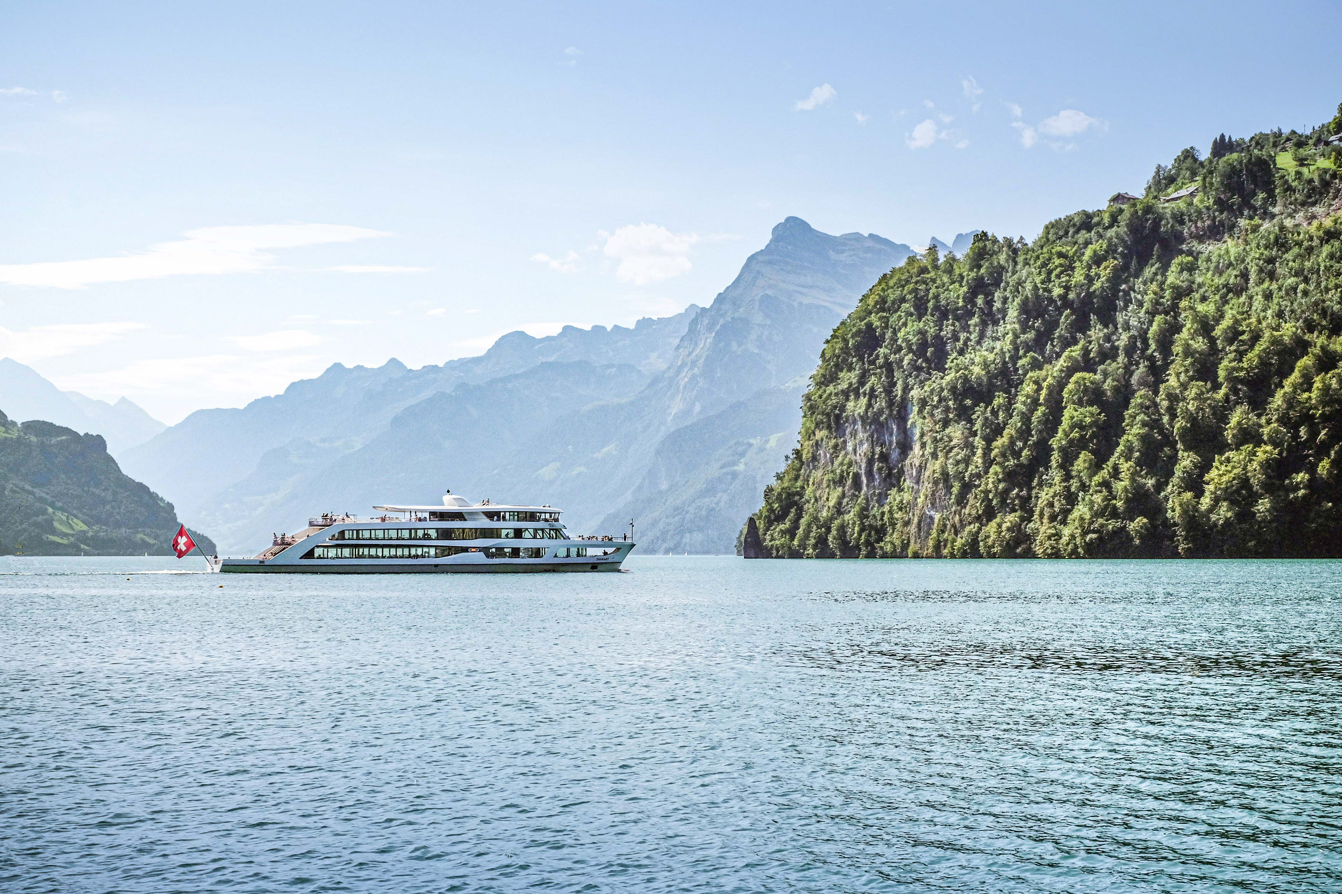 Das Motorboot Diamant kann an einem sonnigen Tag auf dem See gesehen werden.
