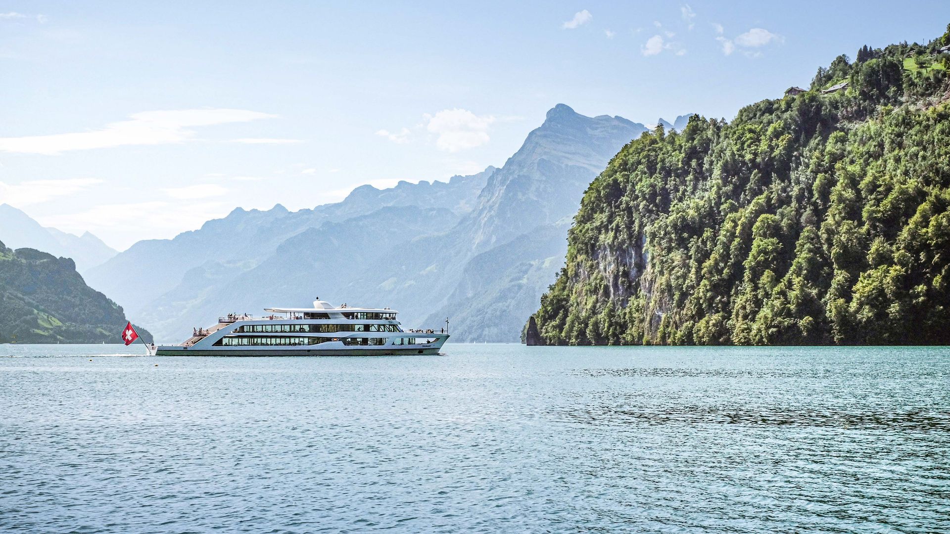 Scheduled boat trips on Lake Lucerne in the winter months