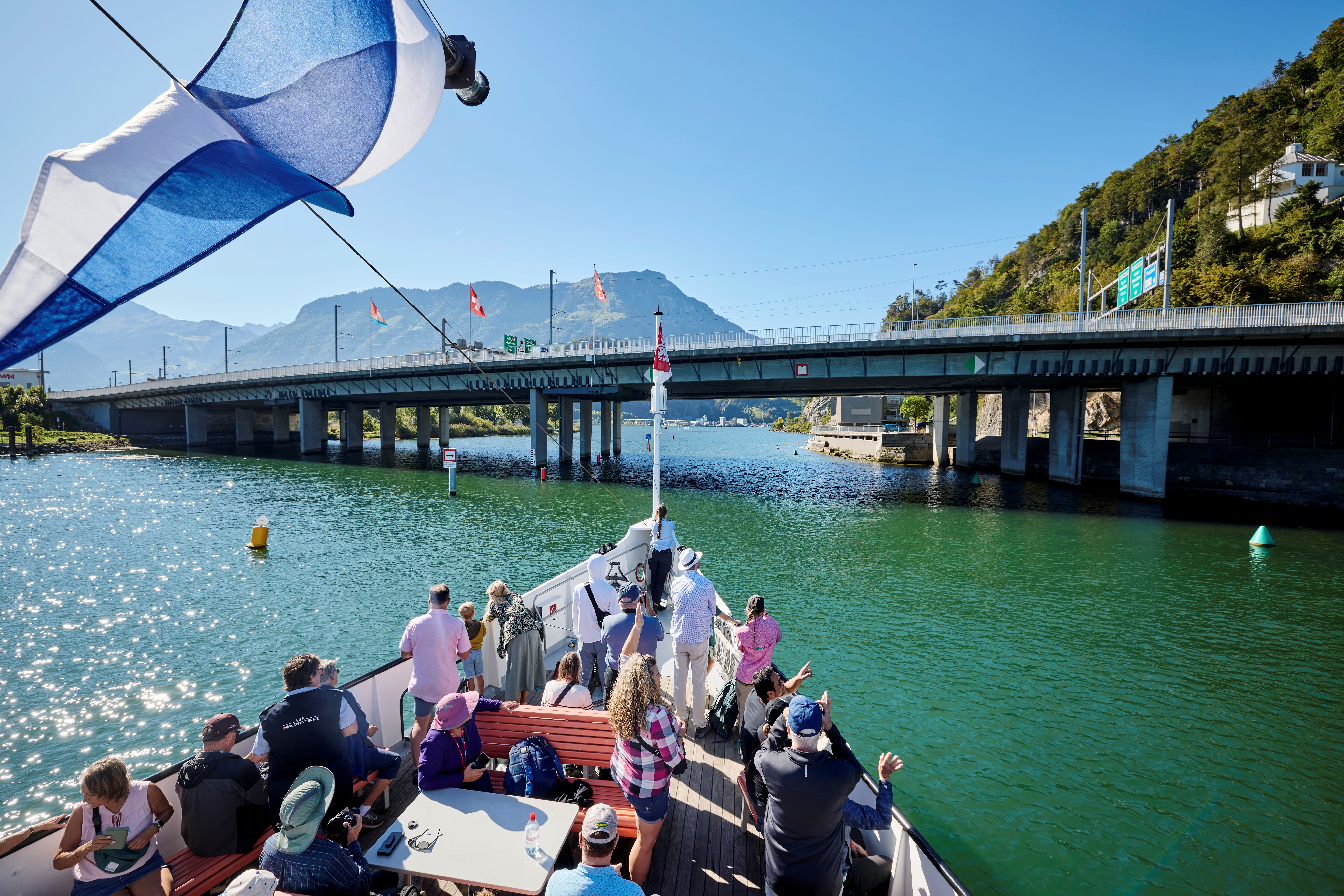 Dampfschiff Unterwalden fährt unter der Brücke durch.