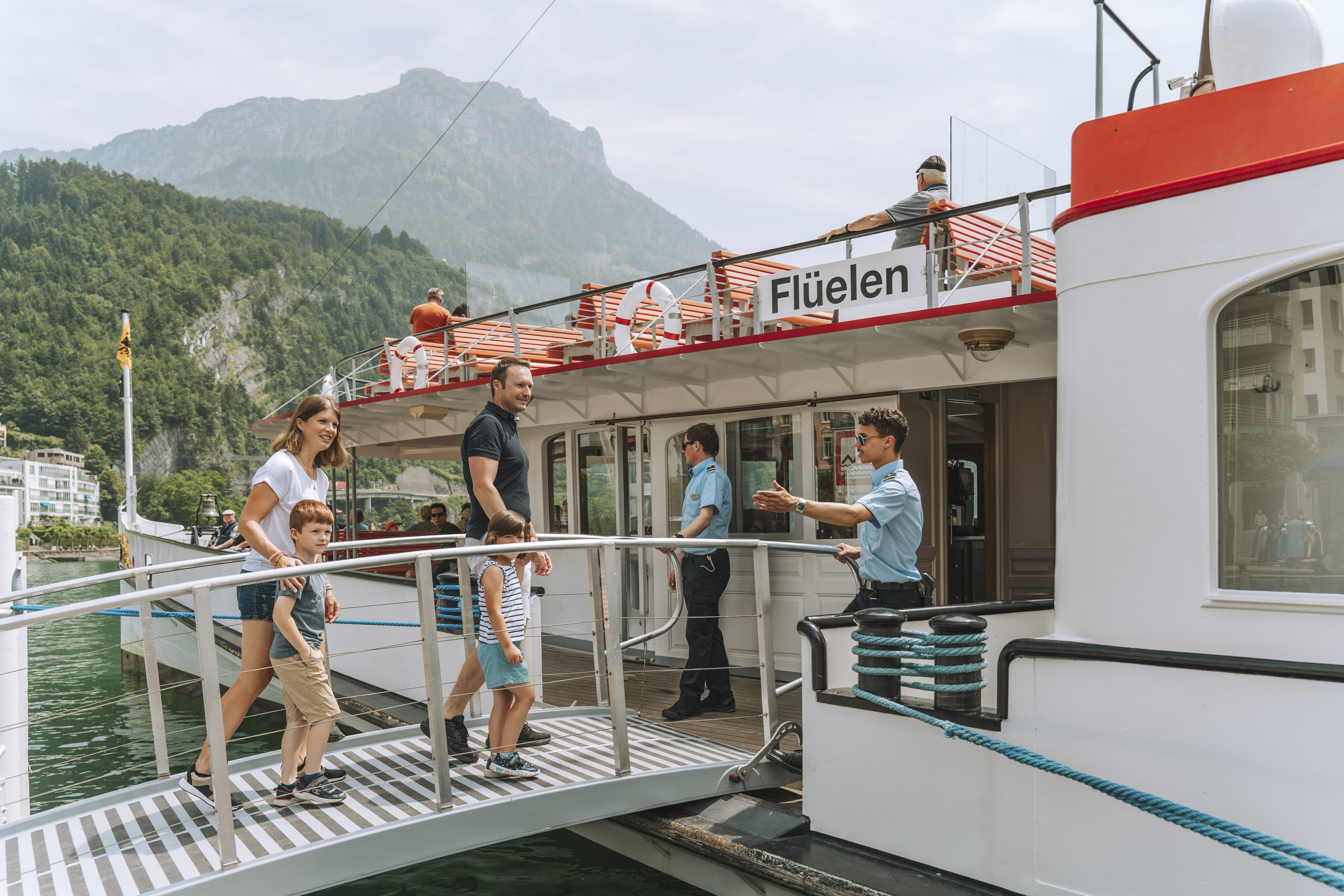 Familie steigt auf ein Dampfschiff Richtung Flüelen