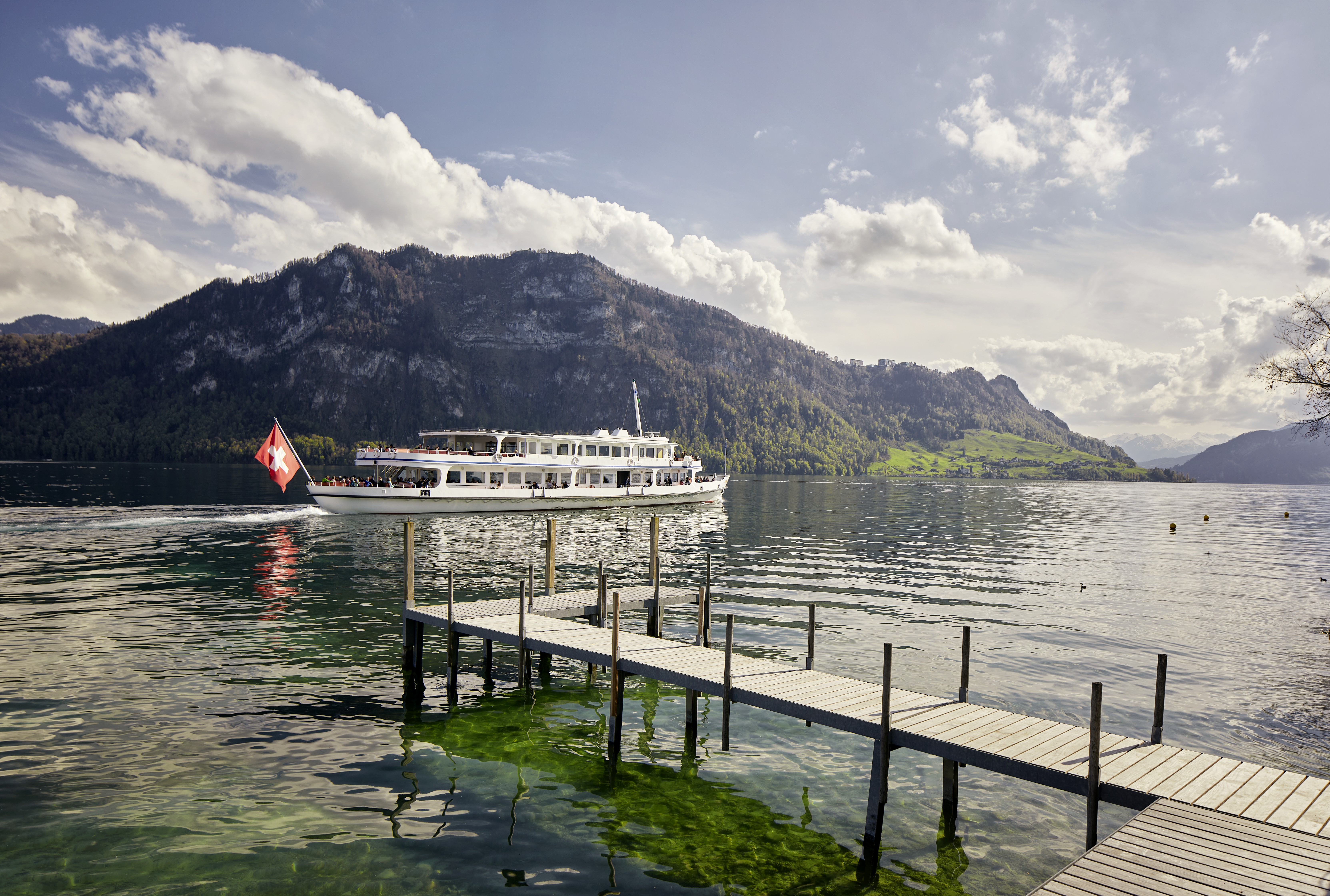 Rundfahrt mit einem Motorschiff vor der Station in Weggis