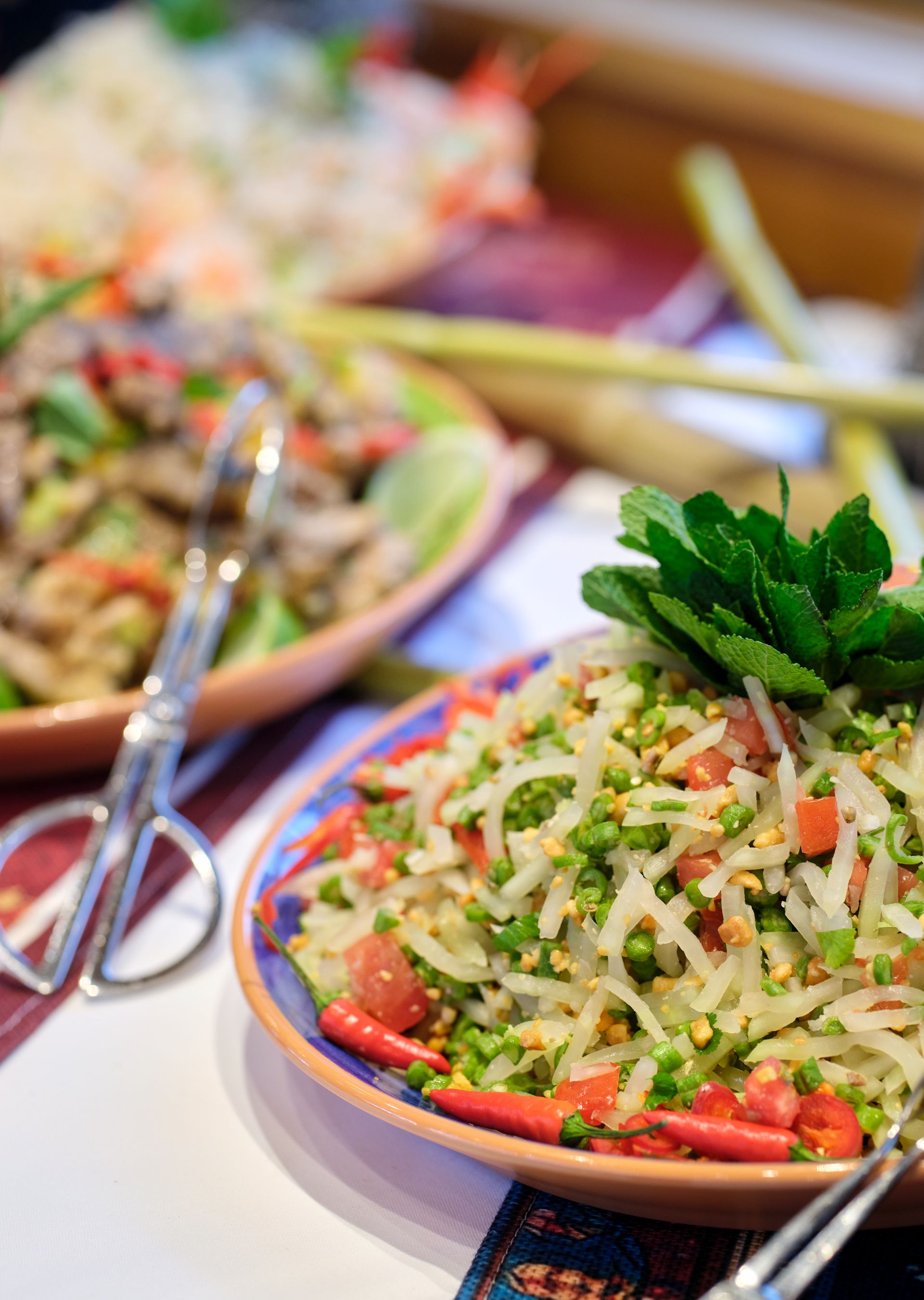 Thai buffet served on the Thai cruise on Lake Lucerne – flavorful Asian-inspired dishes and vibrant culinary experience on board.