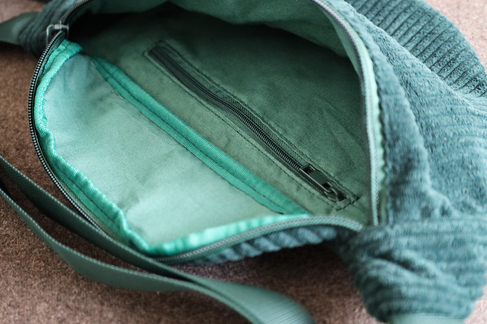 RIGI BAUCHTASCHE CORD GRÜN Innenansicht