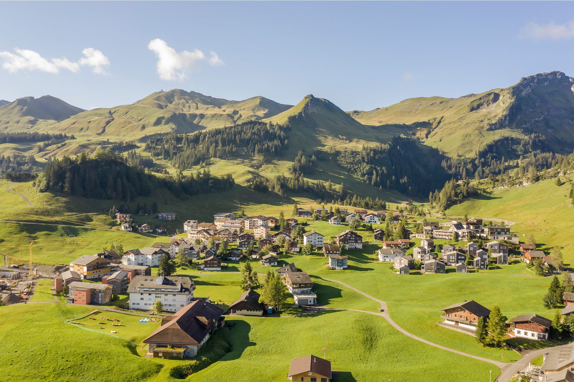 Dorf Stoos im Sommer