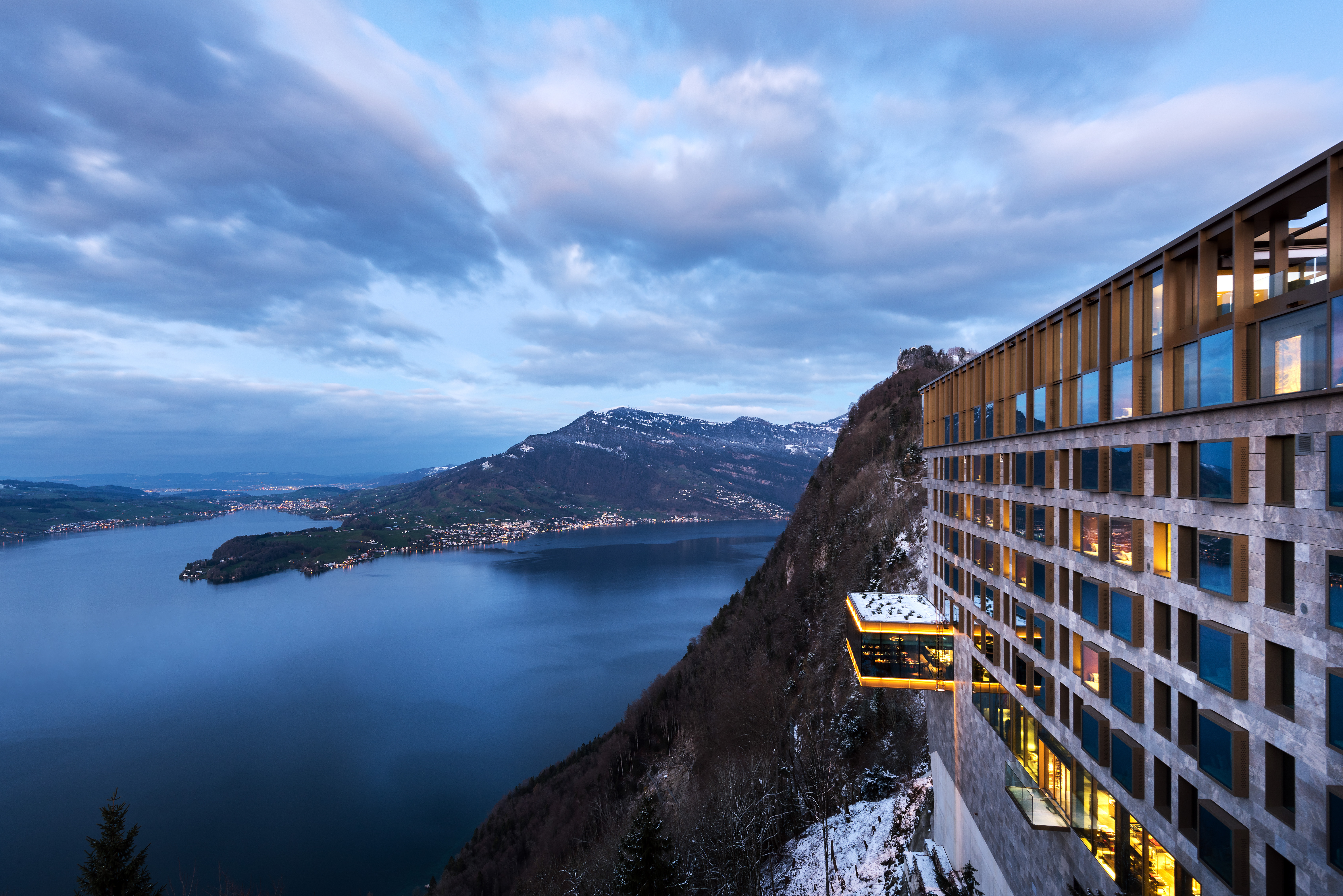 Bürgenstock Resort in stimmungsvoller Dämmerung mit Blick auf den Vierwaldstättersee und die Berglandschaft der Zentralschweiz