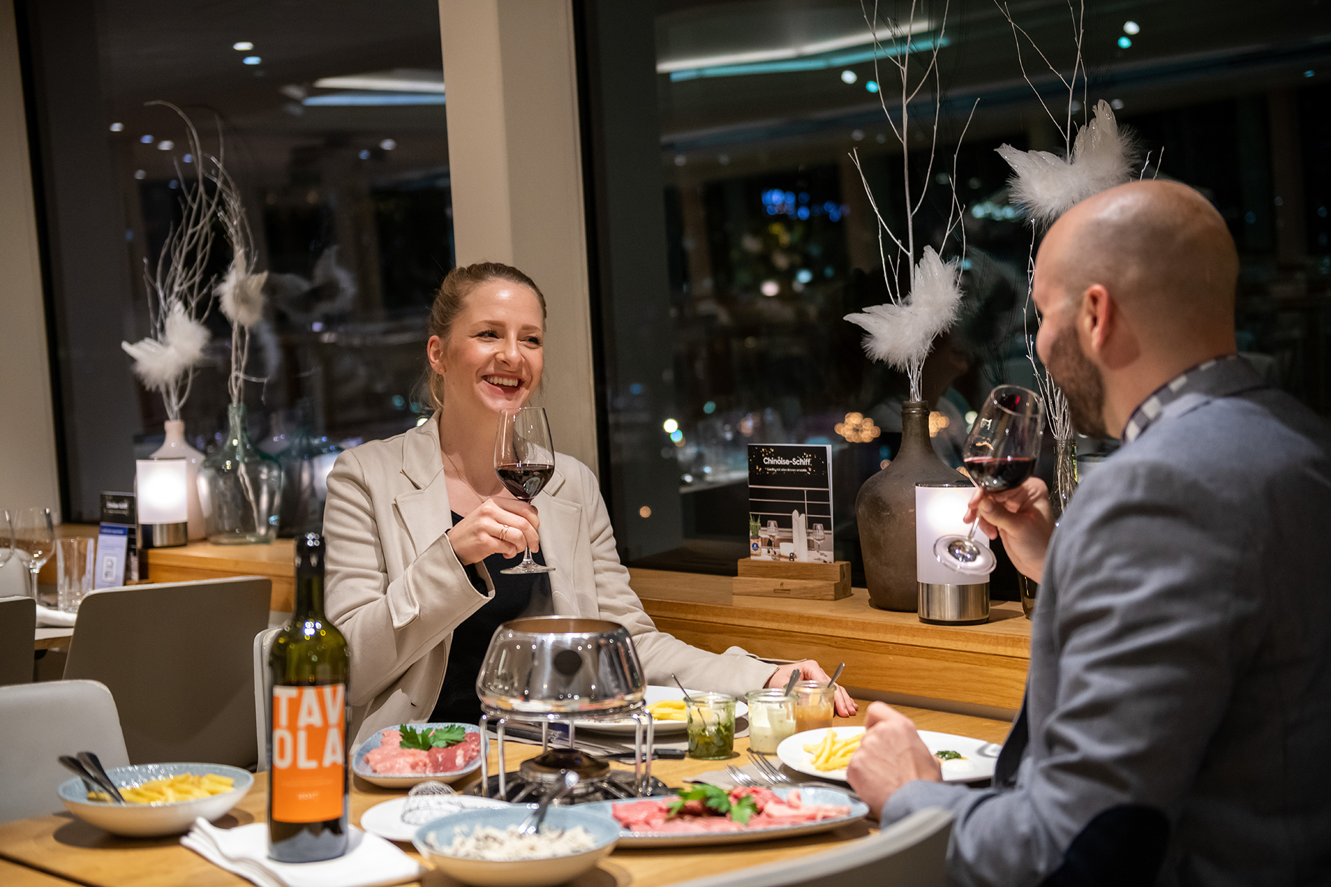 Gedeckter Tisch mit allen Zutaten für ein leckeres Fondue Chinoise auf dem See