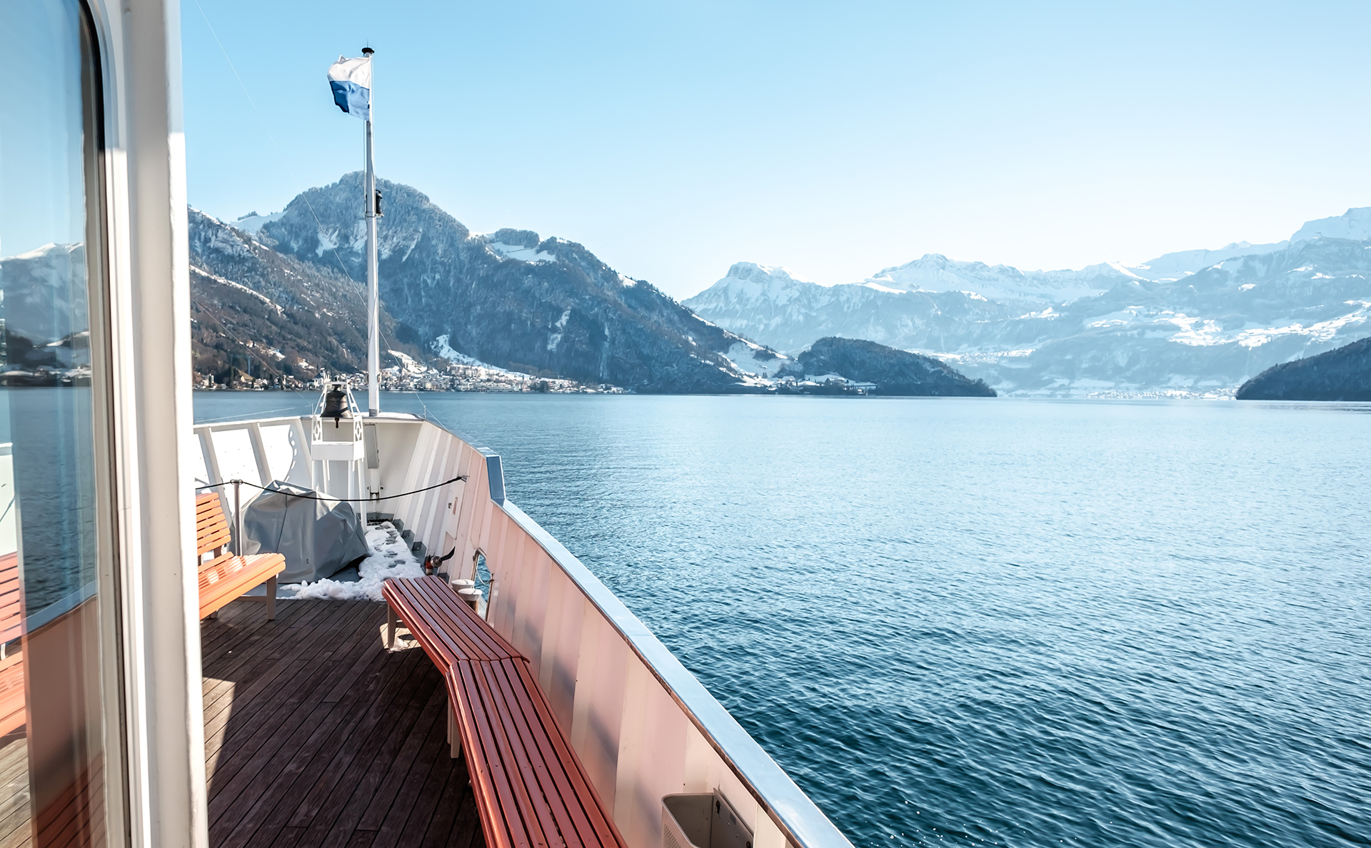 Image de la proue d'un bateau par une journée d'hiver ensoleillée.