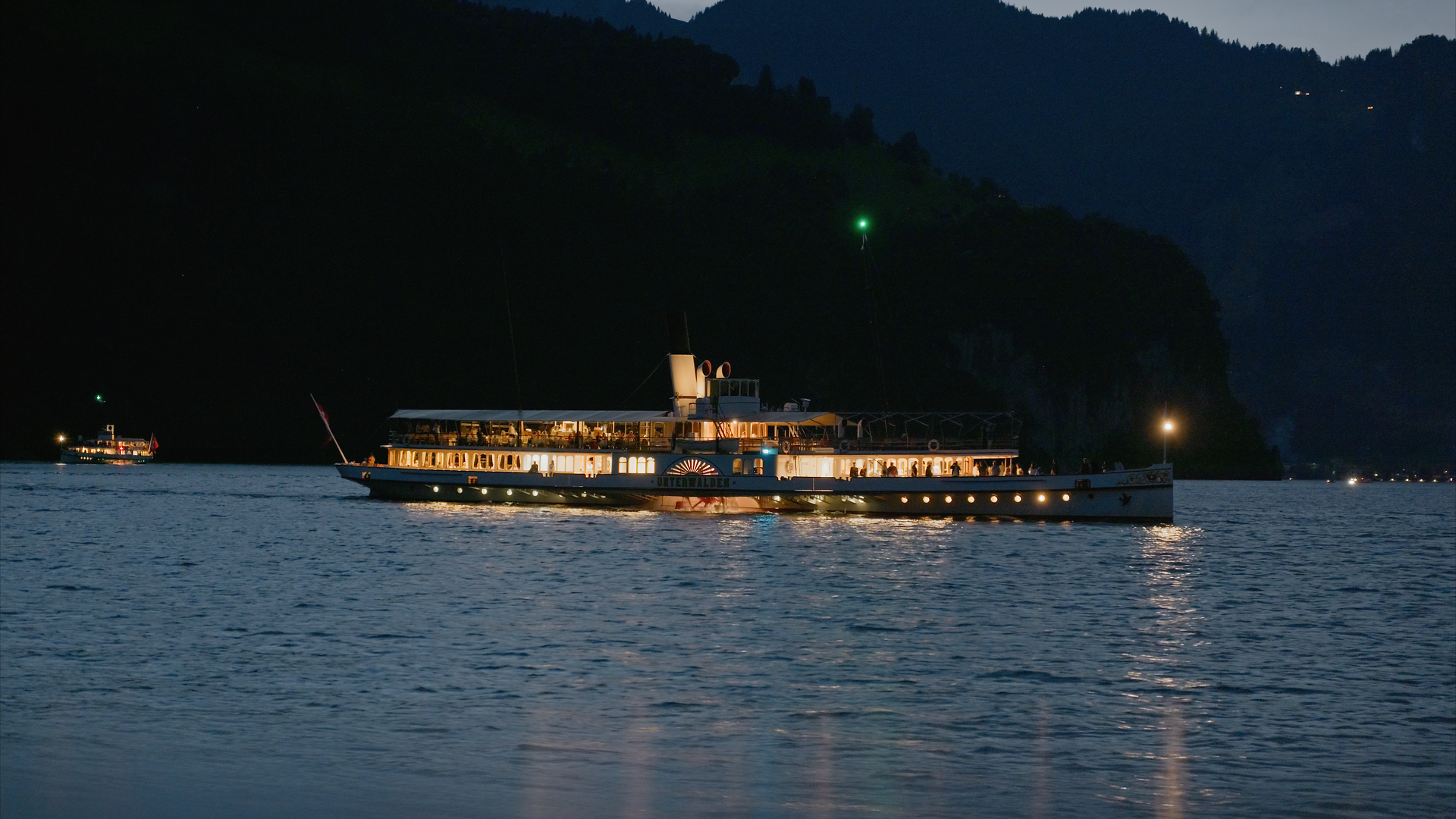 Beleuchtetes Dampfschiff Unterwalden im Winter am Steg in Luzern auf dem Vierwaldstättersee.