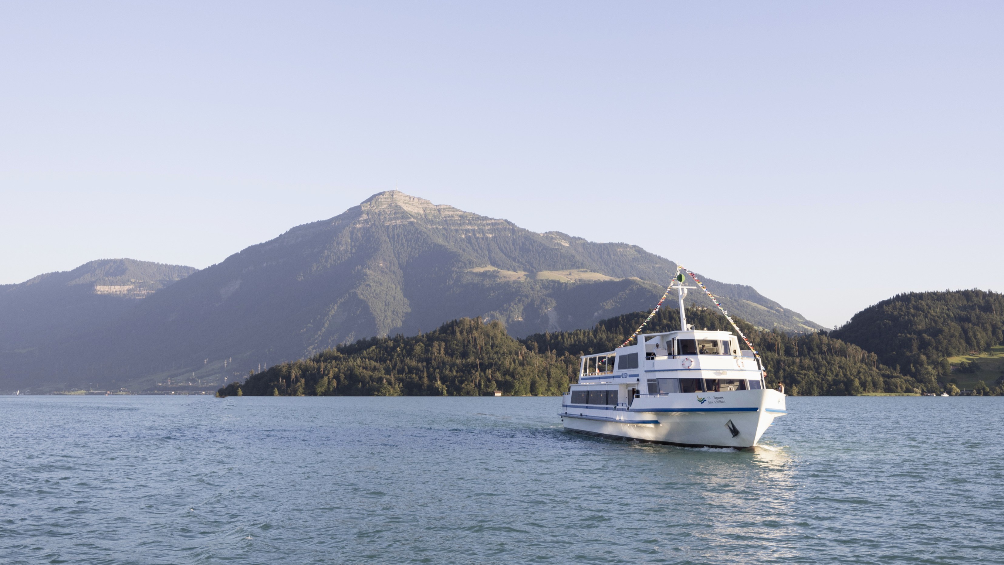 Motorschiff Rigi auf Zugersee mit Blick auf Rigi