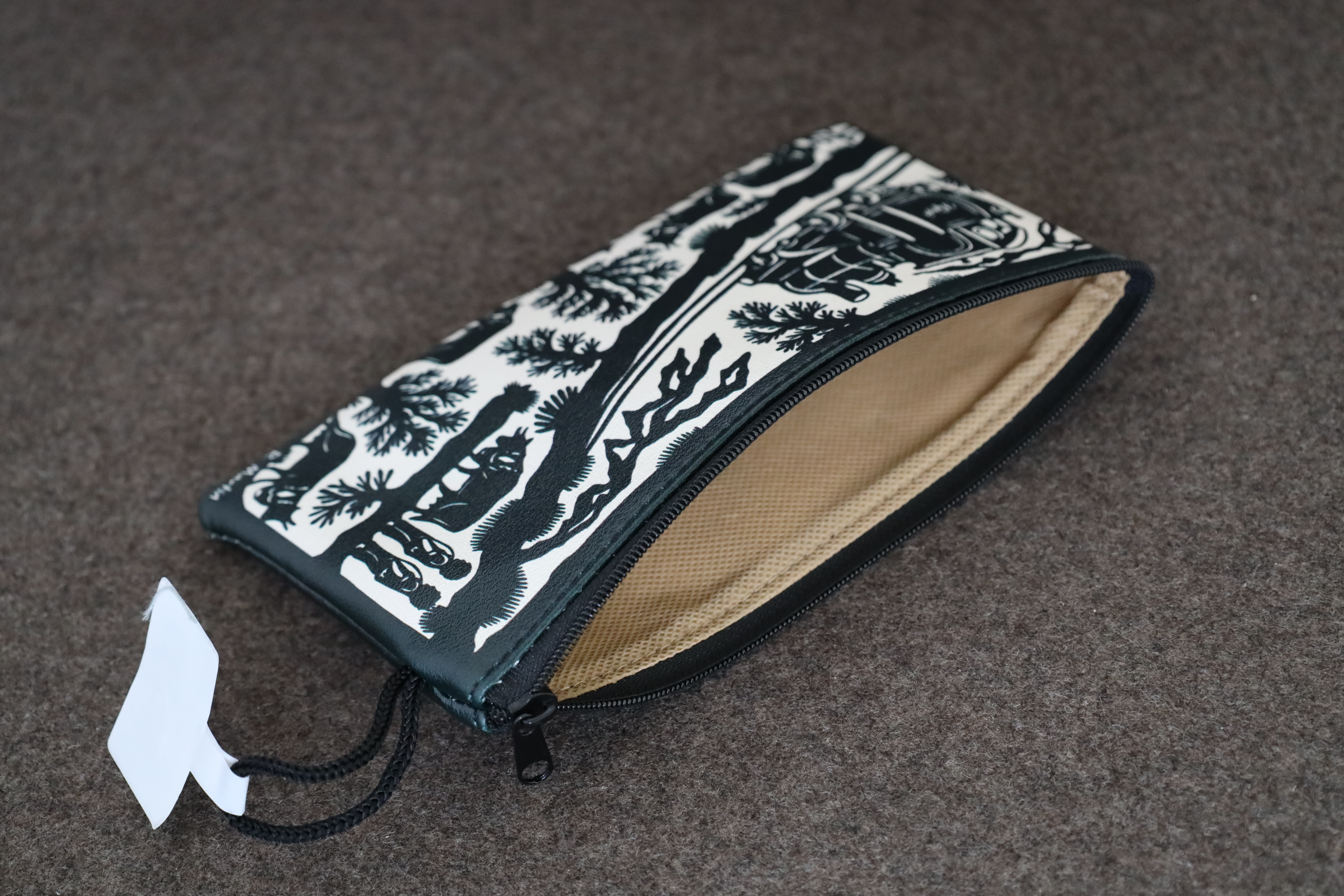 RIGI ETUI MIT SCHERENSCHNITT SCHARZWEISS