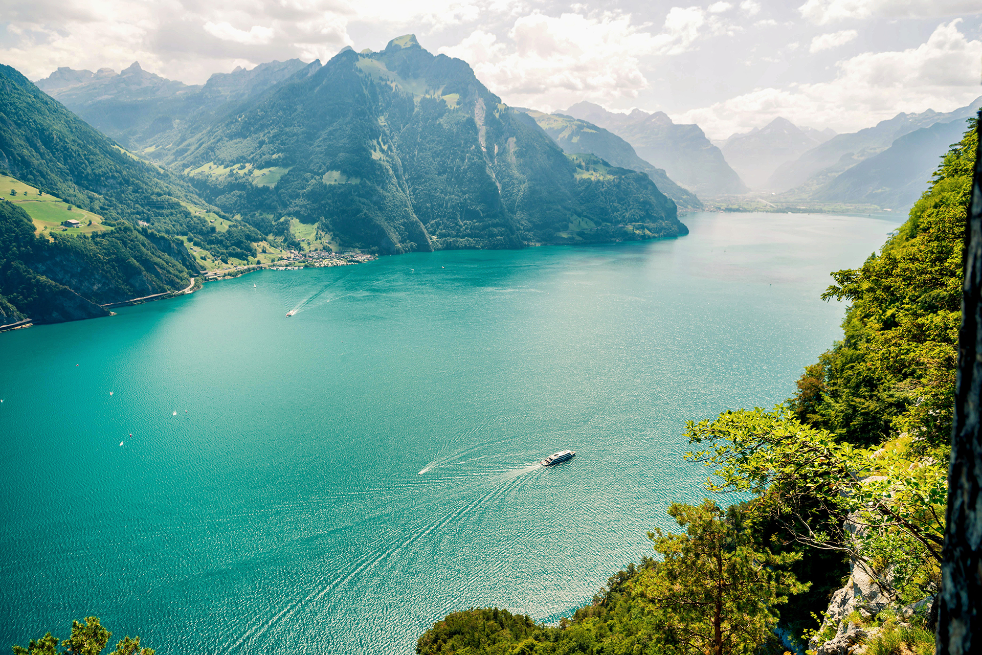 Motorschiff auf dem türkisblauen Urnersee vor imposanter Bergkulisse im Herzen des Vierwaldstättersees