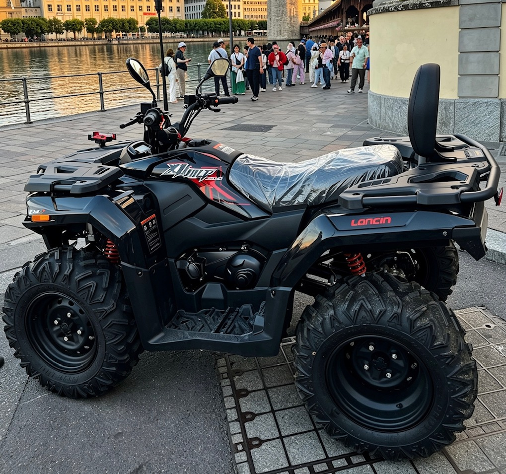 Découvrez Lucerne à travers un parcours quad guidé de 40 minutes entre lac et montagnes. Vivez une expérience immersive et sensationnelle, entièrement filmée en caméra 360°, et repartez avec votre vidéo souvenir pour revivre chaque moment unique.