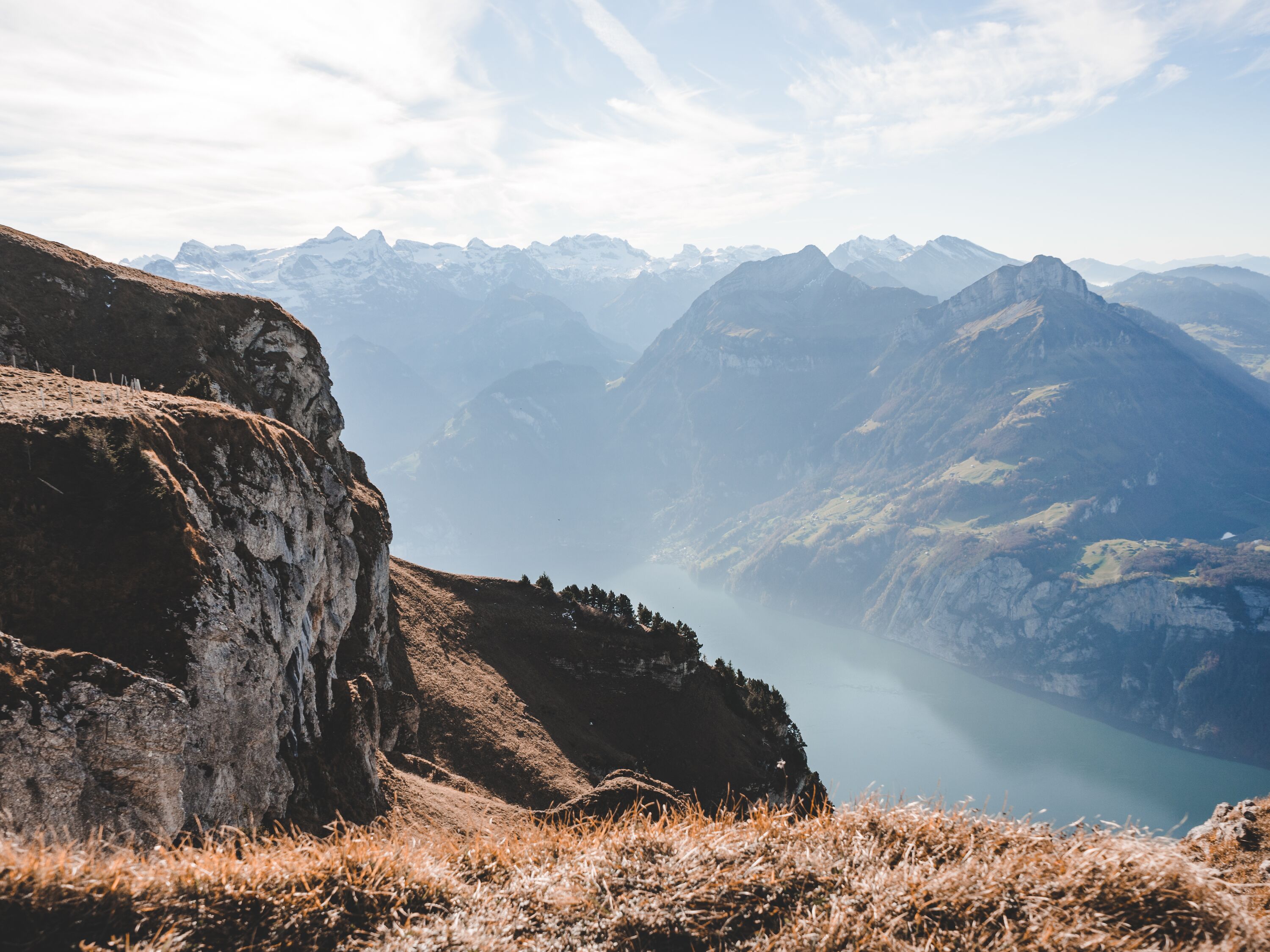 Felsiger Berggrat mit Aussichtspunkt und Blick auf die umliegende Alpenlandschaft.