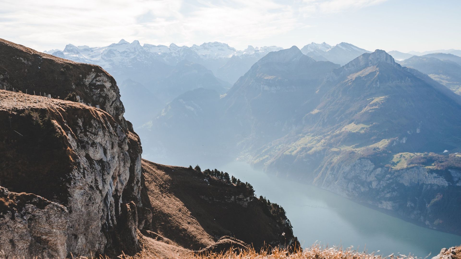 Felsiger Berggrat mit Aussichtspunkt und Blick auf die umliegende Alpenlandschaft.