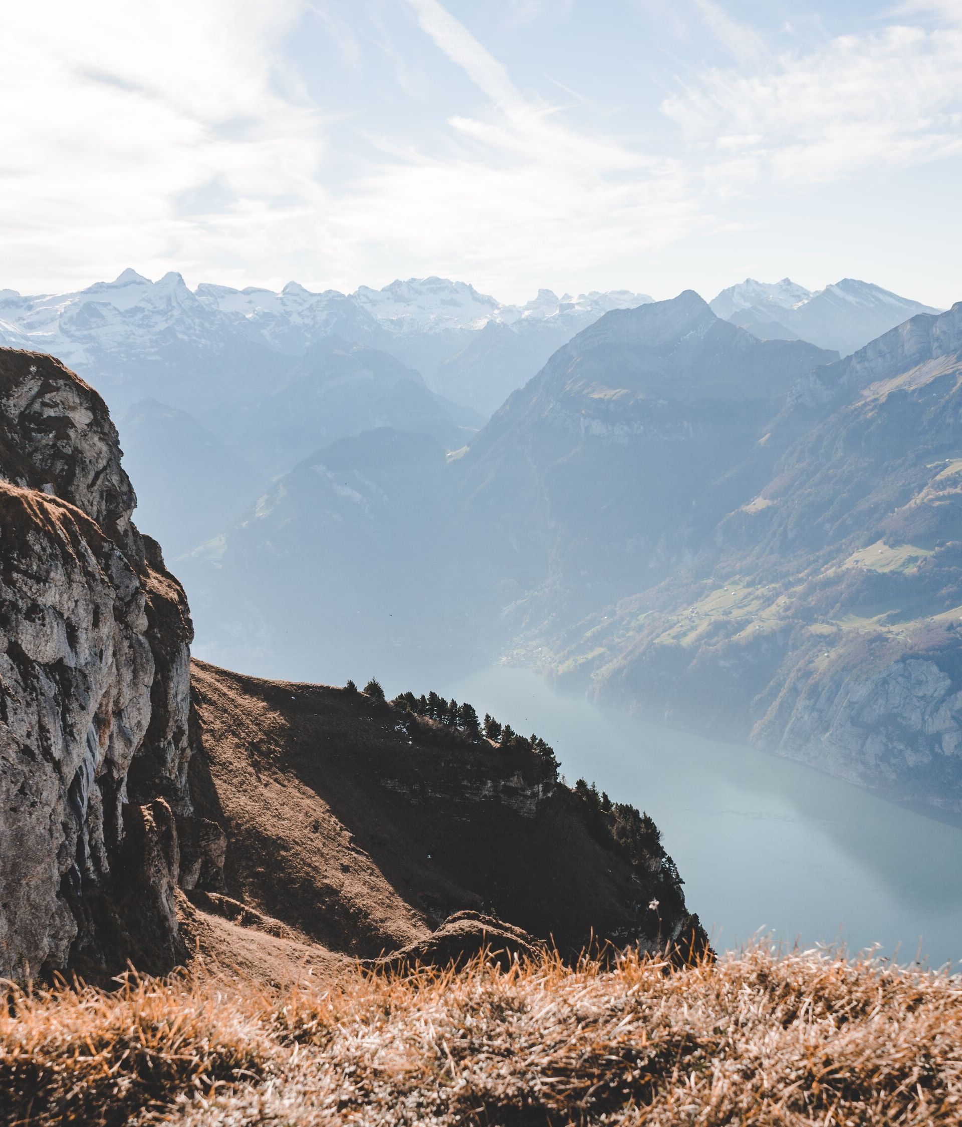 Felsiger Berggrat mit Aussichtspunkt und Blick auf die umliegende Alpenlandschaft.