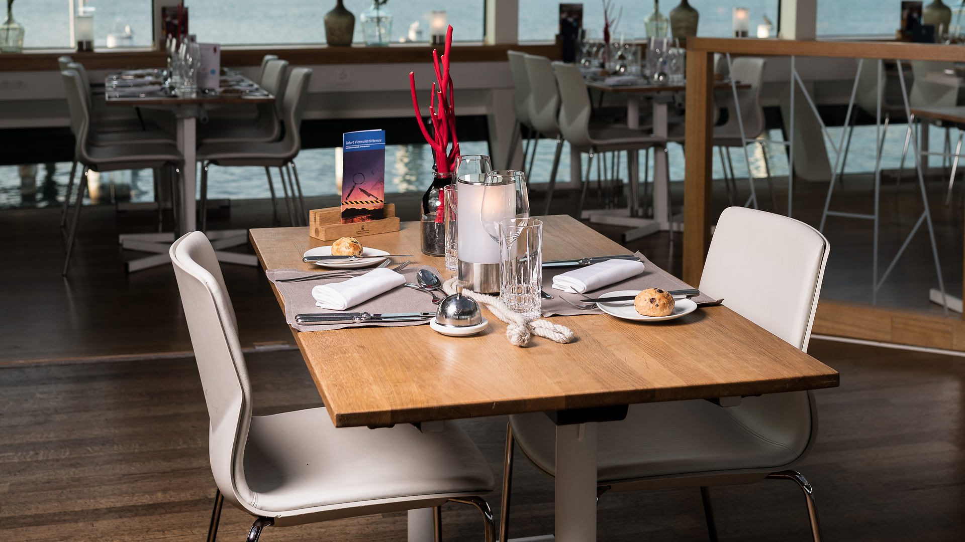 Gedeckter Tisch im Innenraum eines Schiffes für ein Abendessen.