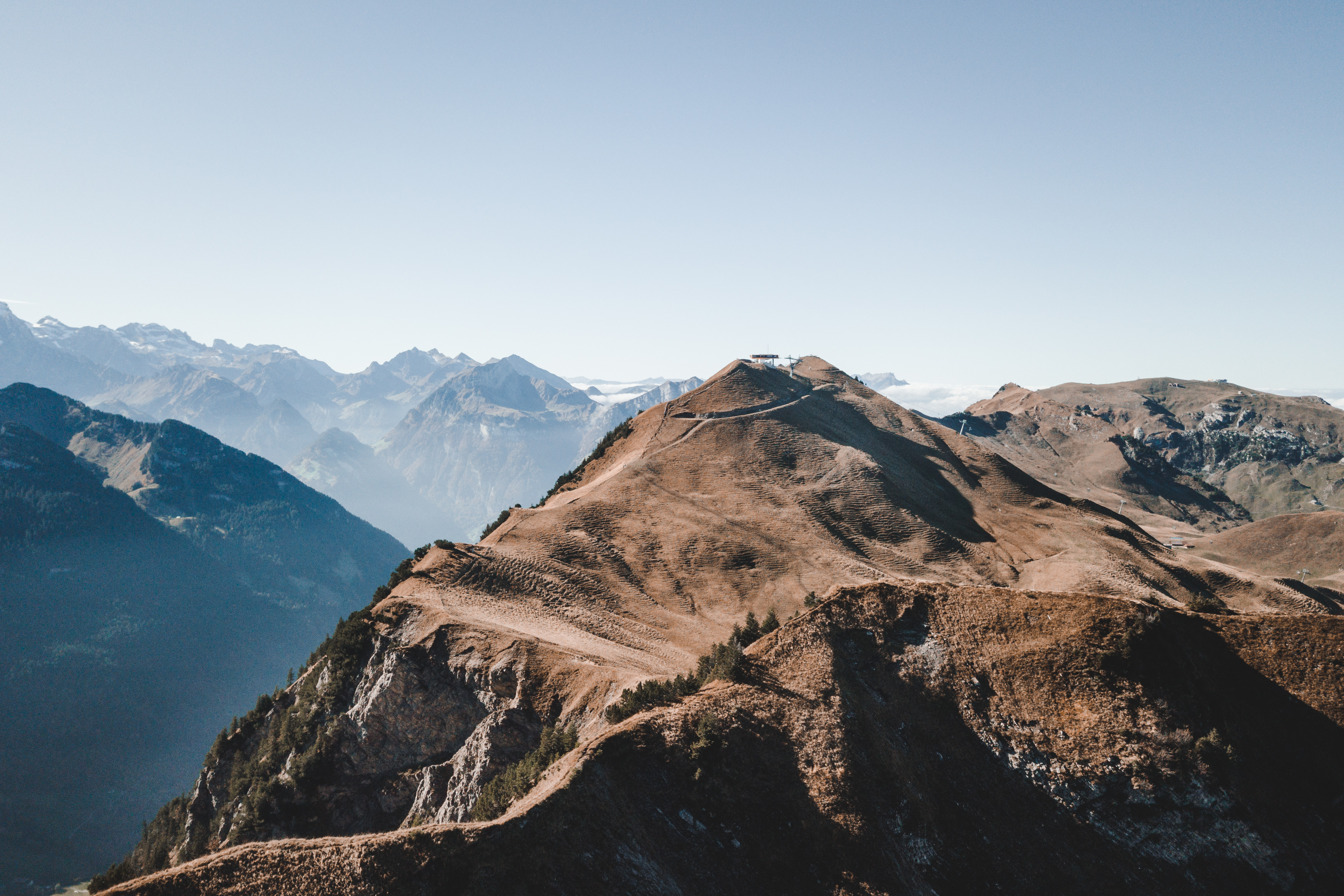 Berggrat mit schmalem Wanderweg und Blick auf die umliegenden Alpen.