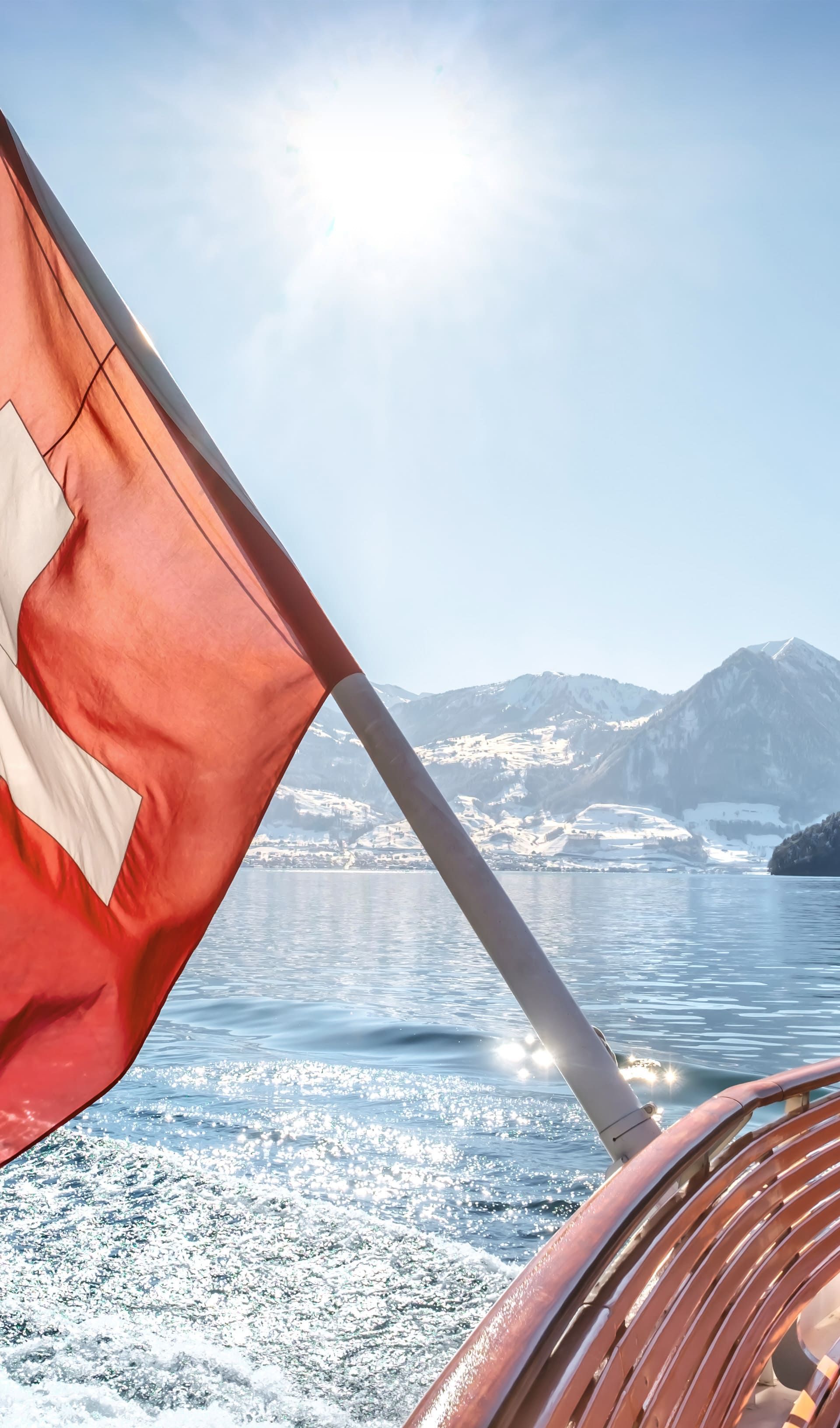 Vue depuis le pont d’un bateau sur le lac des Quatre-Cantons avec les montagnes de Suisse centrale en arrière-plan